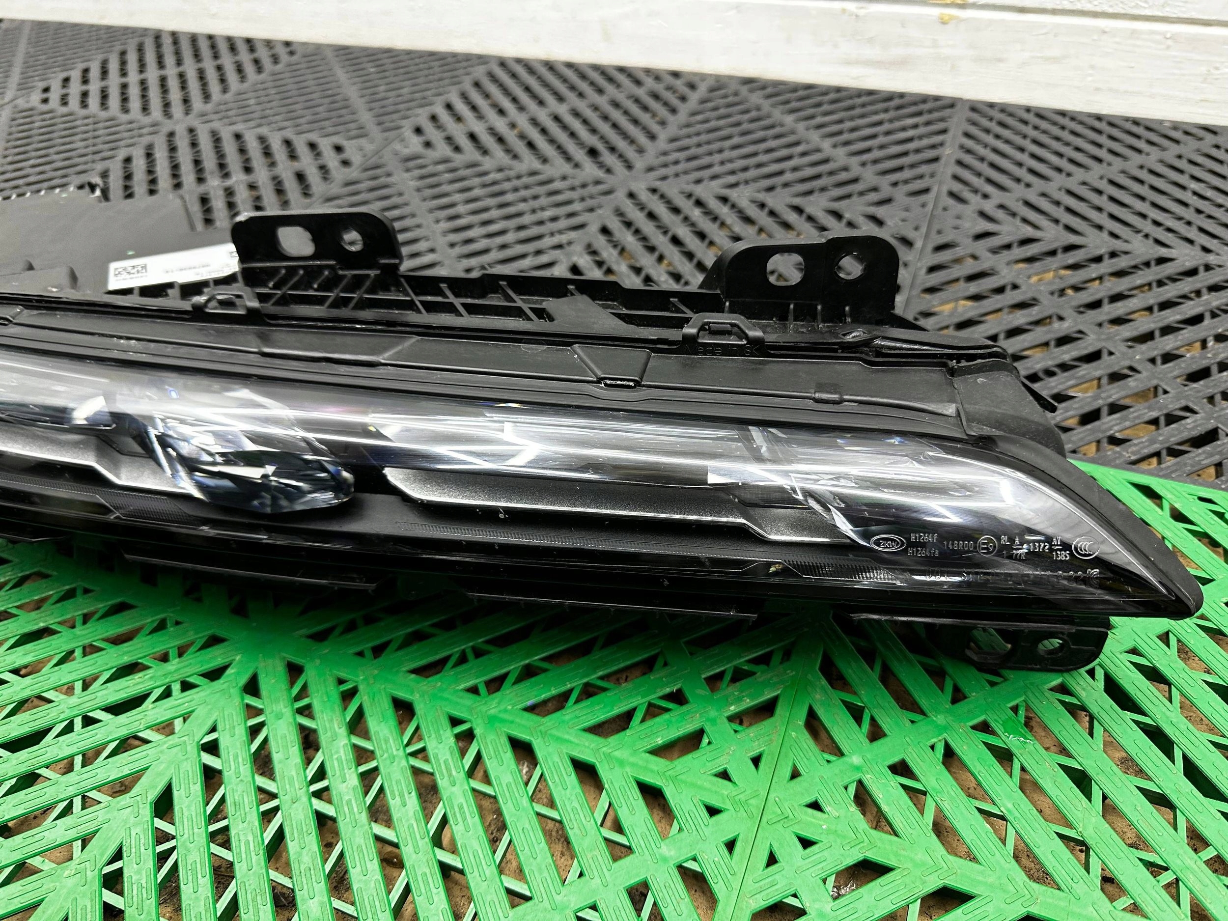 Reflektor svarowski vorne Seite rechts BMW 7 G70 9879936