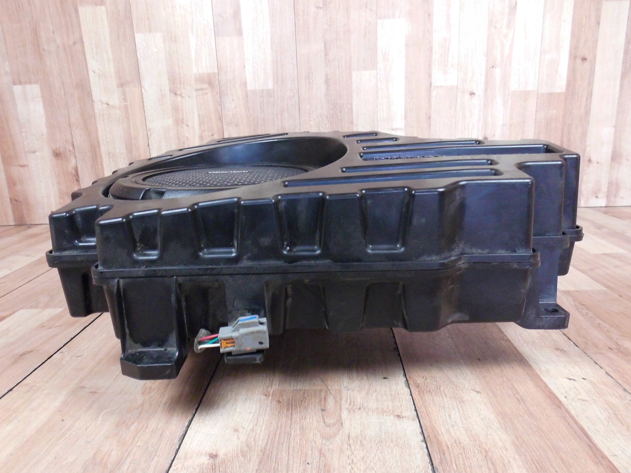Jeep Grand Cherokee WK2 2014+ speaker subwoofer
