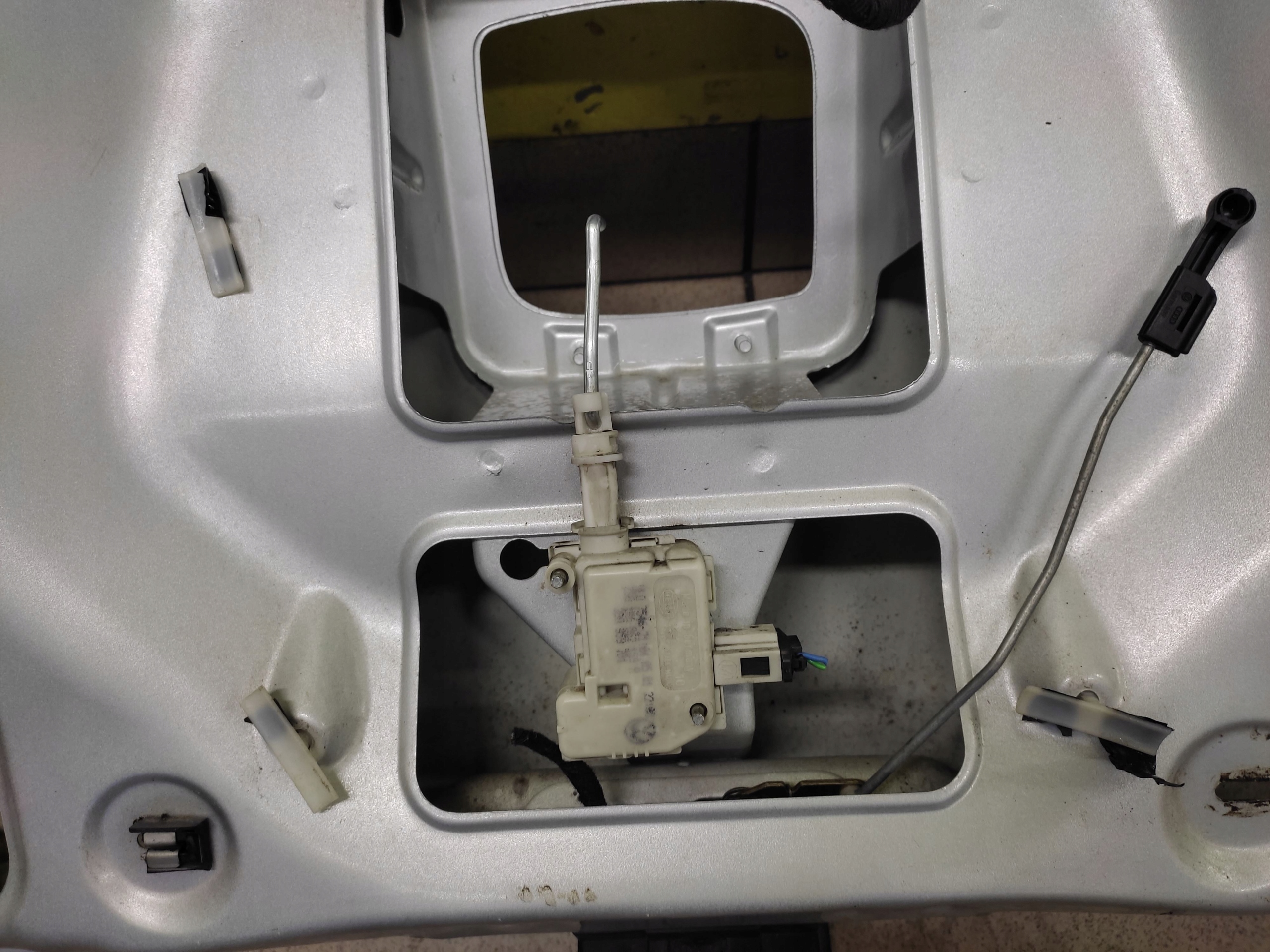 SEAT LEON and rear trunk door boot LAKIER L57N