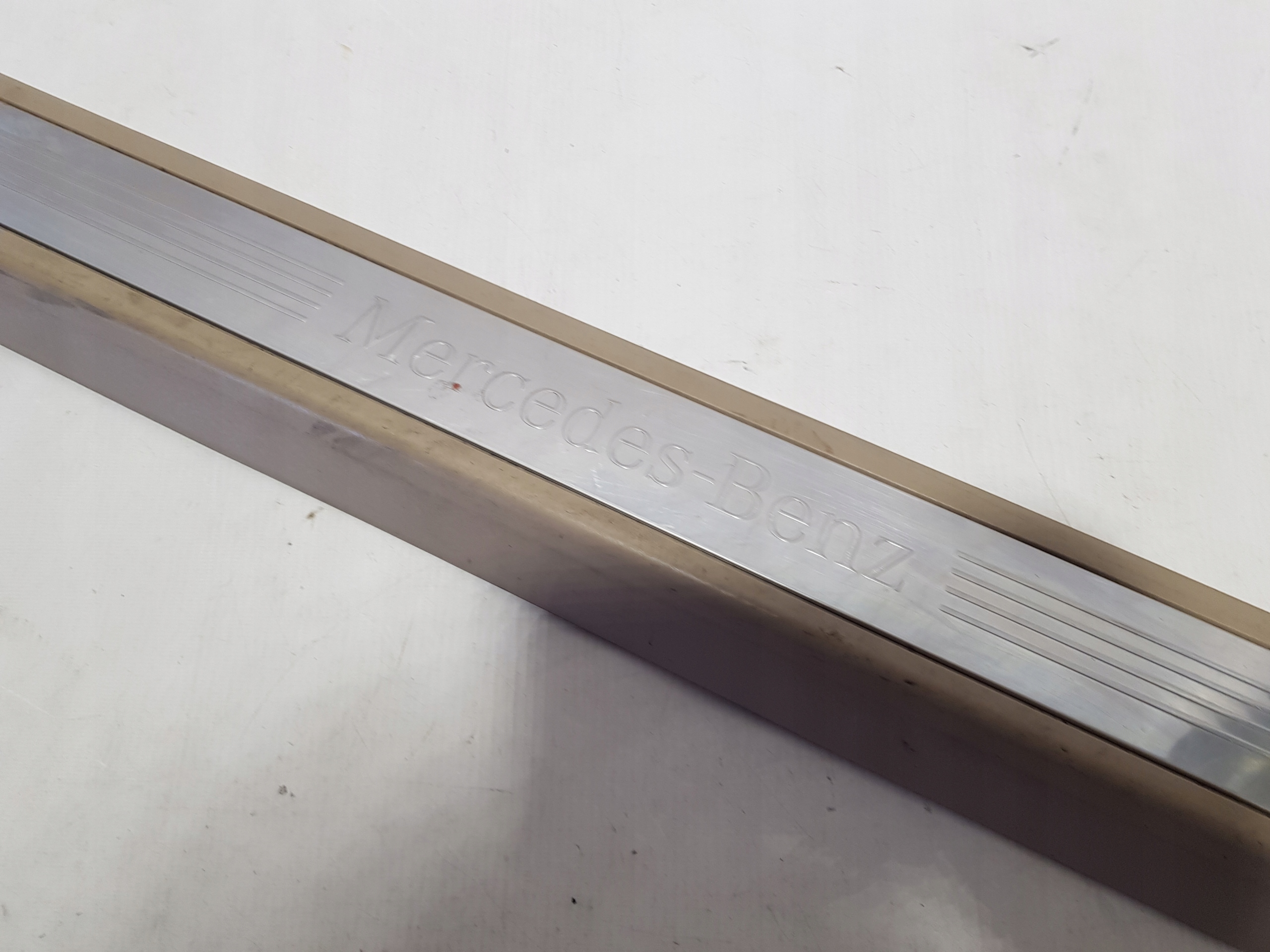 cap moulding threshold right inner MERCEDES W207