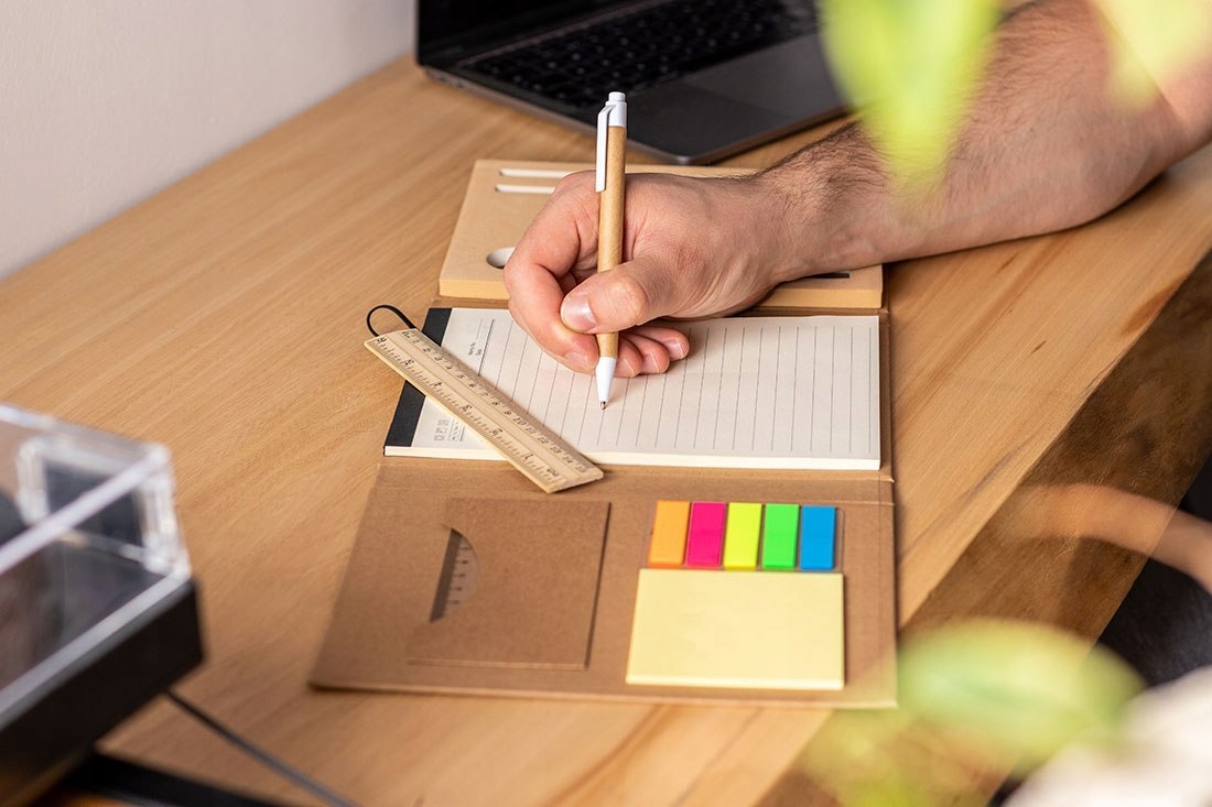 Notes z przyborami do pisania linijka długopis Marka Basic