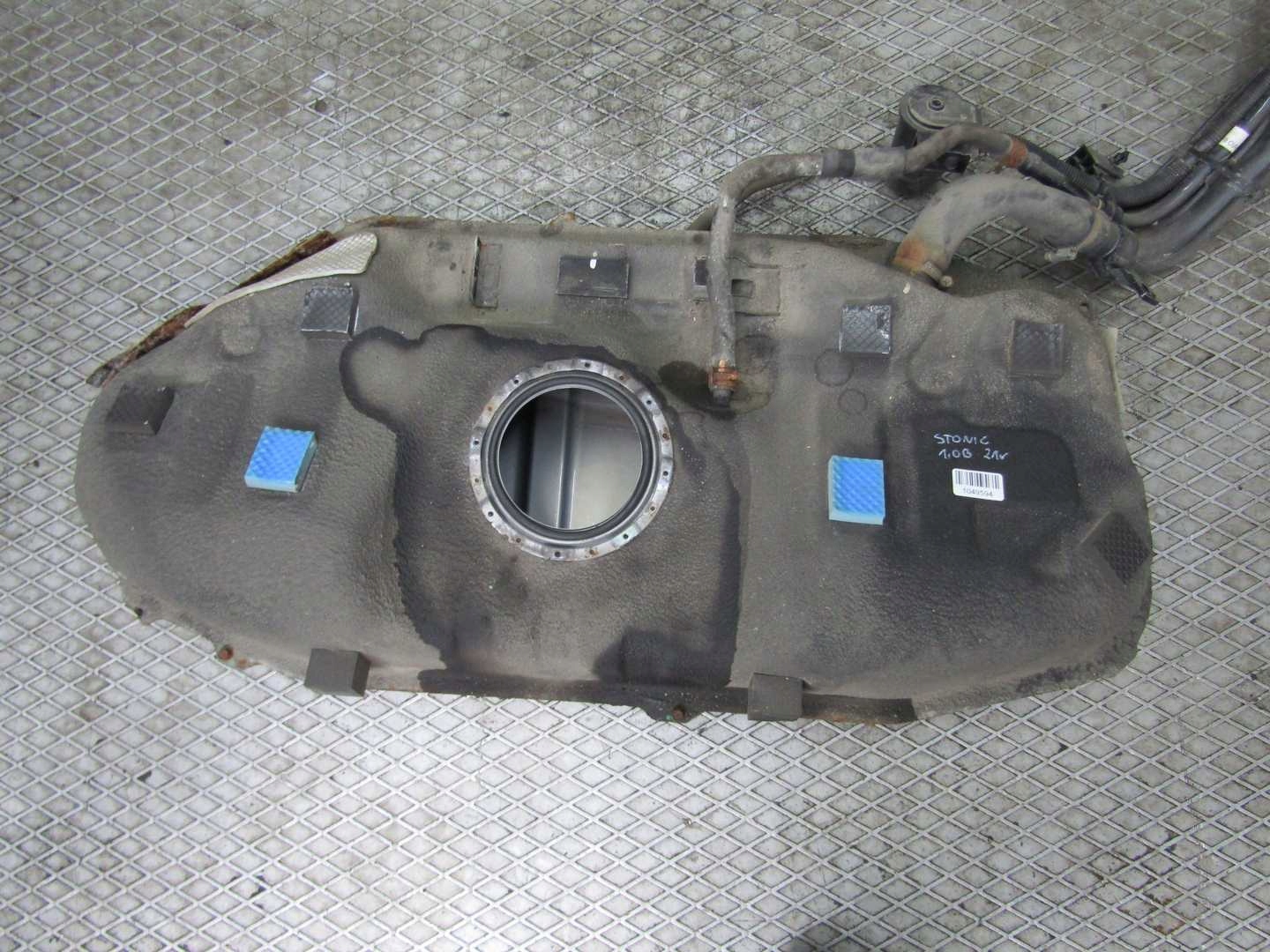 STONIC 1.0 T-GDI 21R BAK ZBIORNIK PALIWA WLEW RURA Producent części Kia OE
