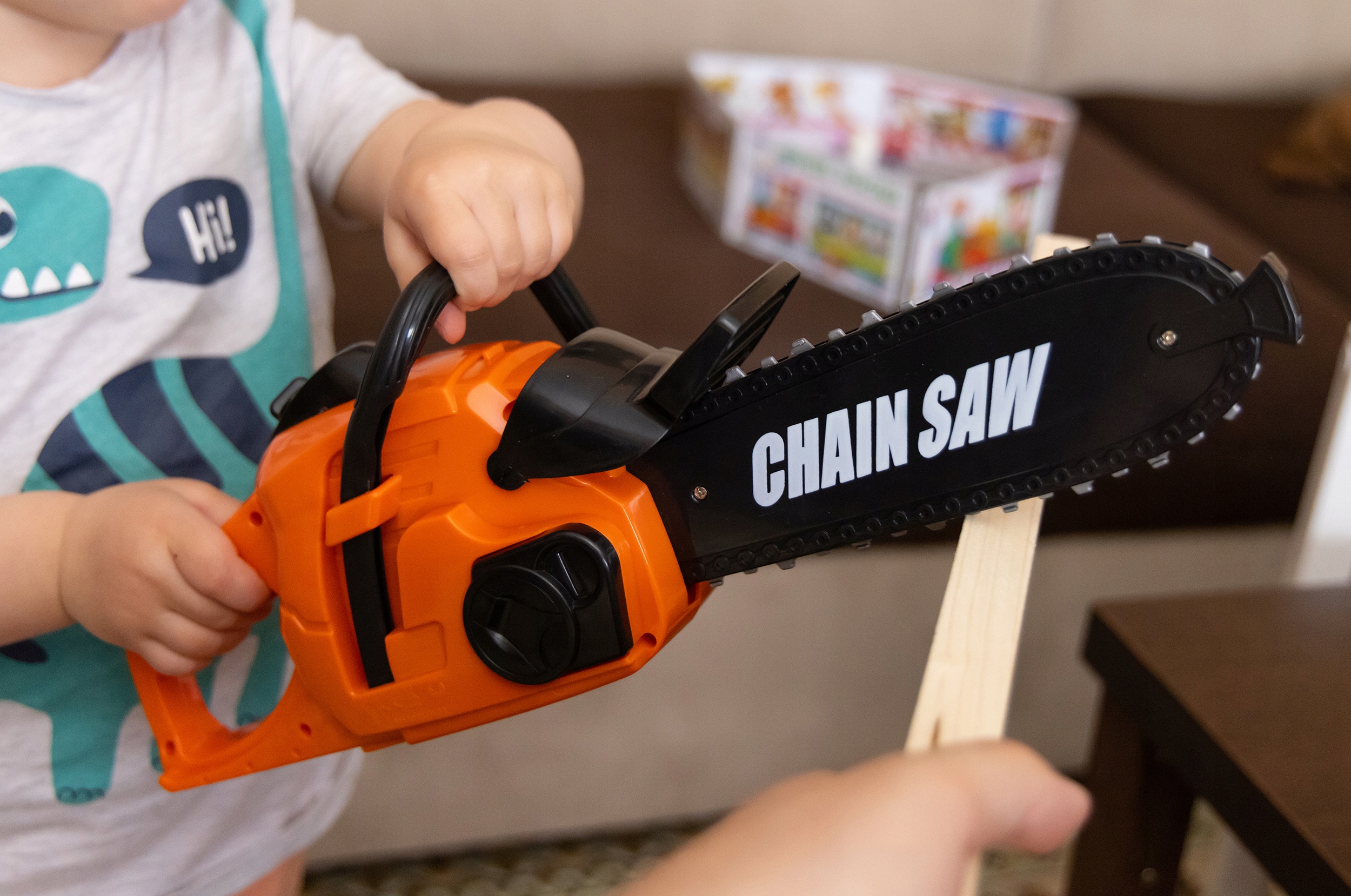 PIŁA ŁAŃCUCHOWA DLA DZIECI Z KASKIEM RĘKAWICAMI OKULARAMI ZESTAW DRWALA Efekty dźwiękowe