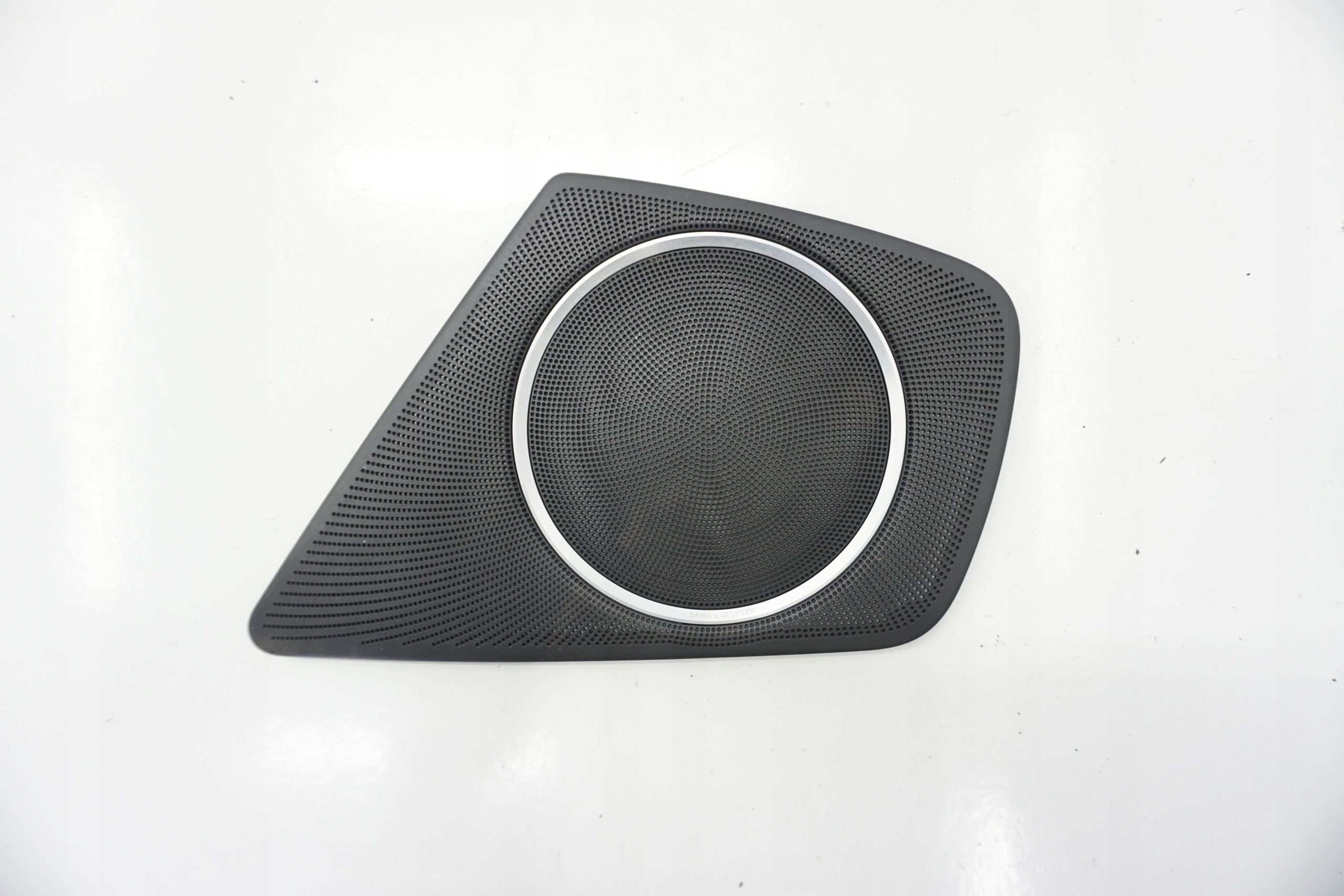 8K0035419A - AUDI A4 B8 крышка решетка BANG OLUFSEN левая