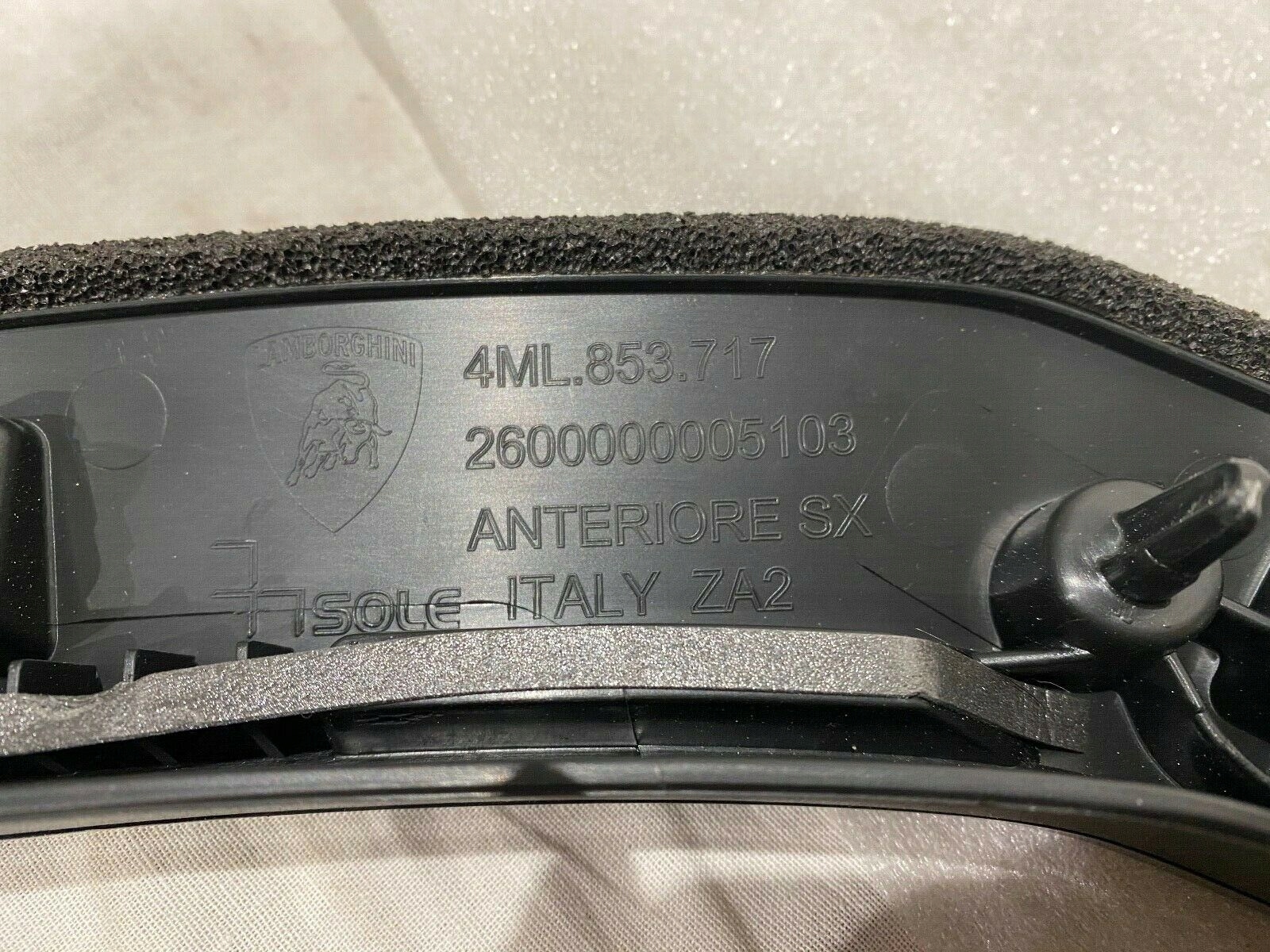 LAMBORGHINI URUS levá krytka lišta 4ML853717