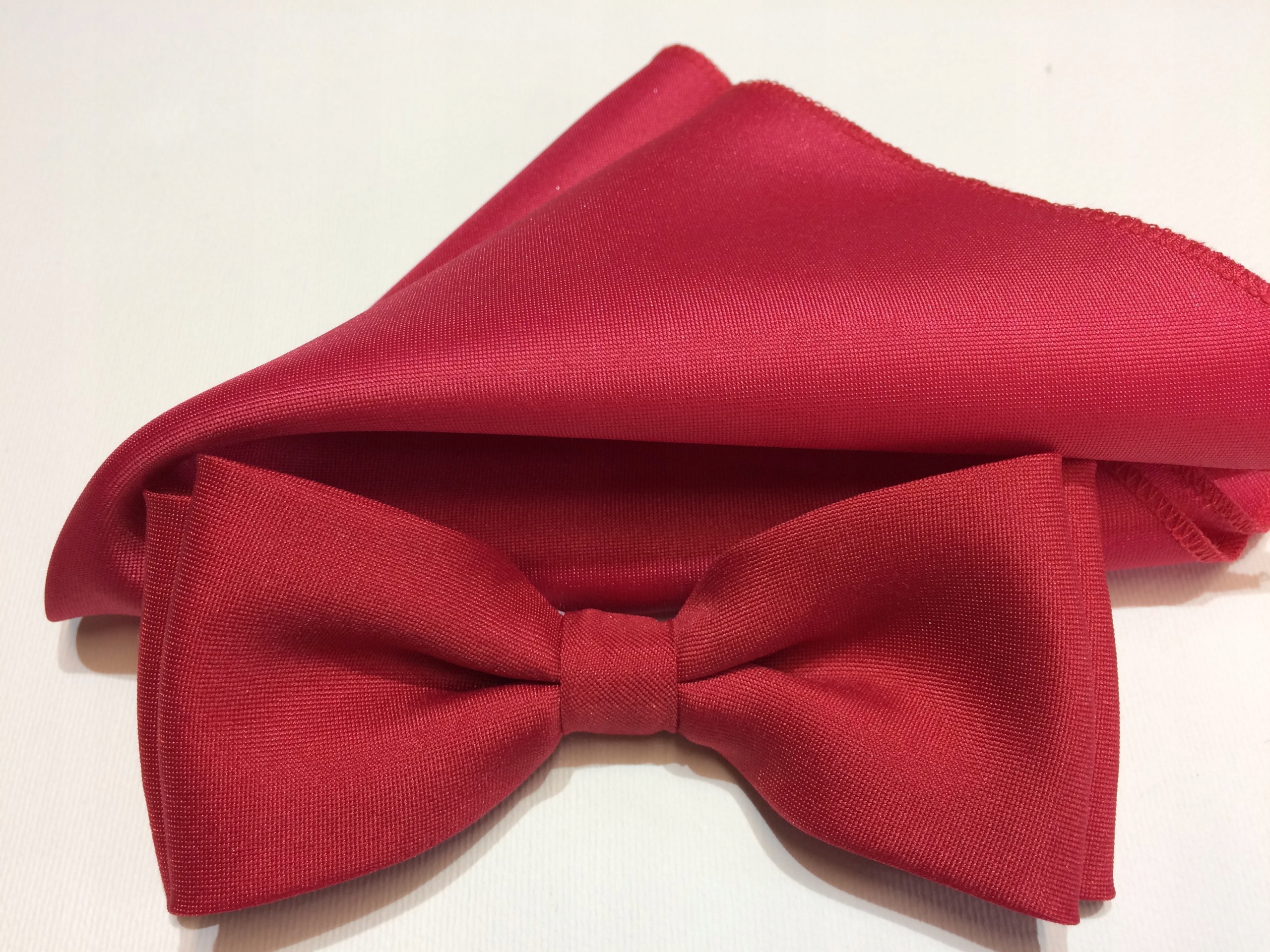 CZERWONA MUCHA MĘSKA MUSZKA z WYPUSTKĄ- POSZETKĄ Wzór dominujący bez wzoru