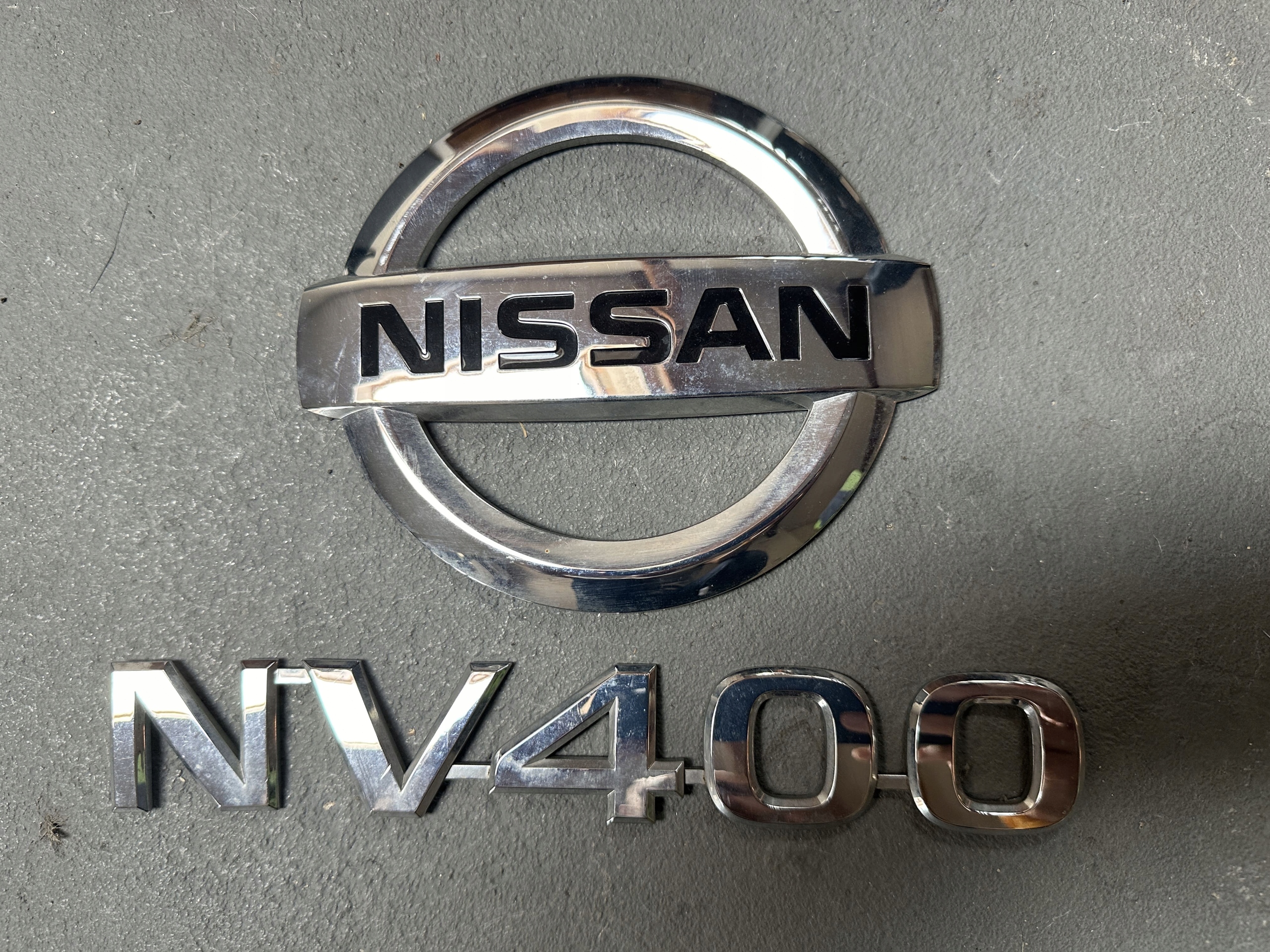NISSAN NV400 10- EMBLEMAT LOGO ZNACZKI