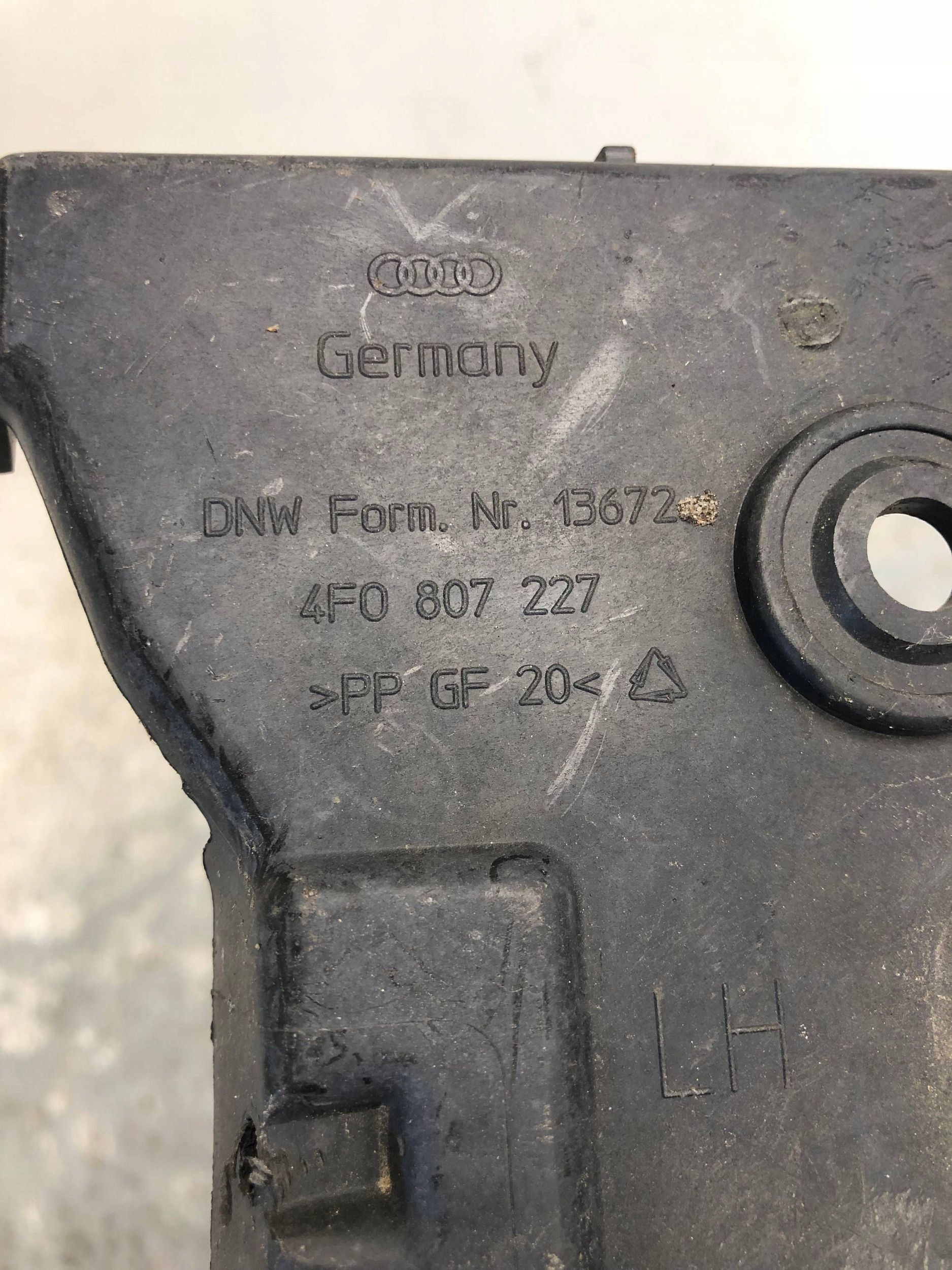 bumper bracket left front AUDI A6 C6 4F0807227