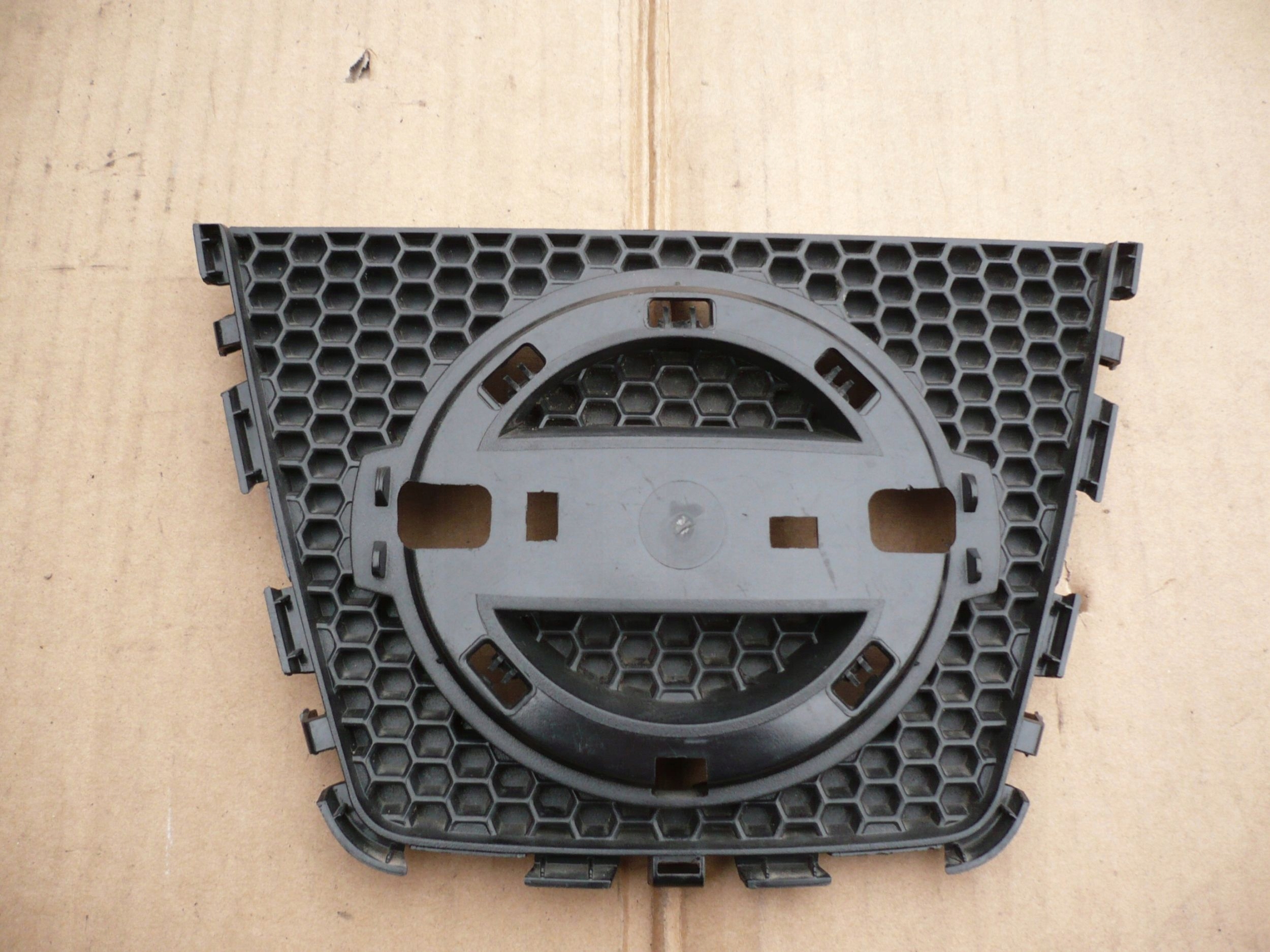 nissan qashqai 06-09 решетка радиатора 62314JD00A