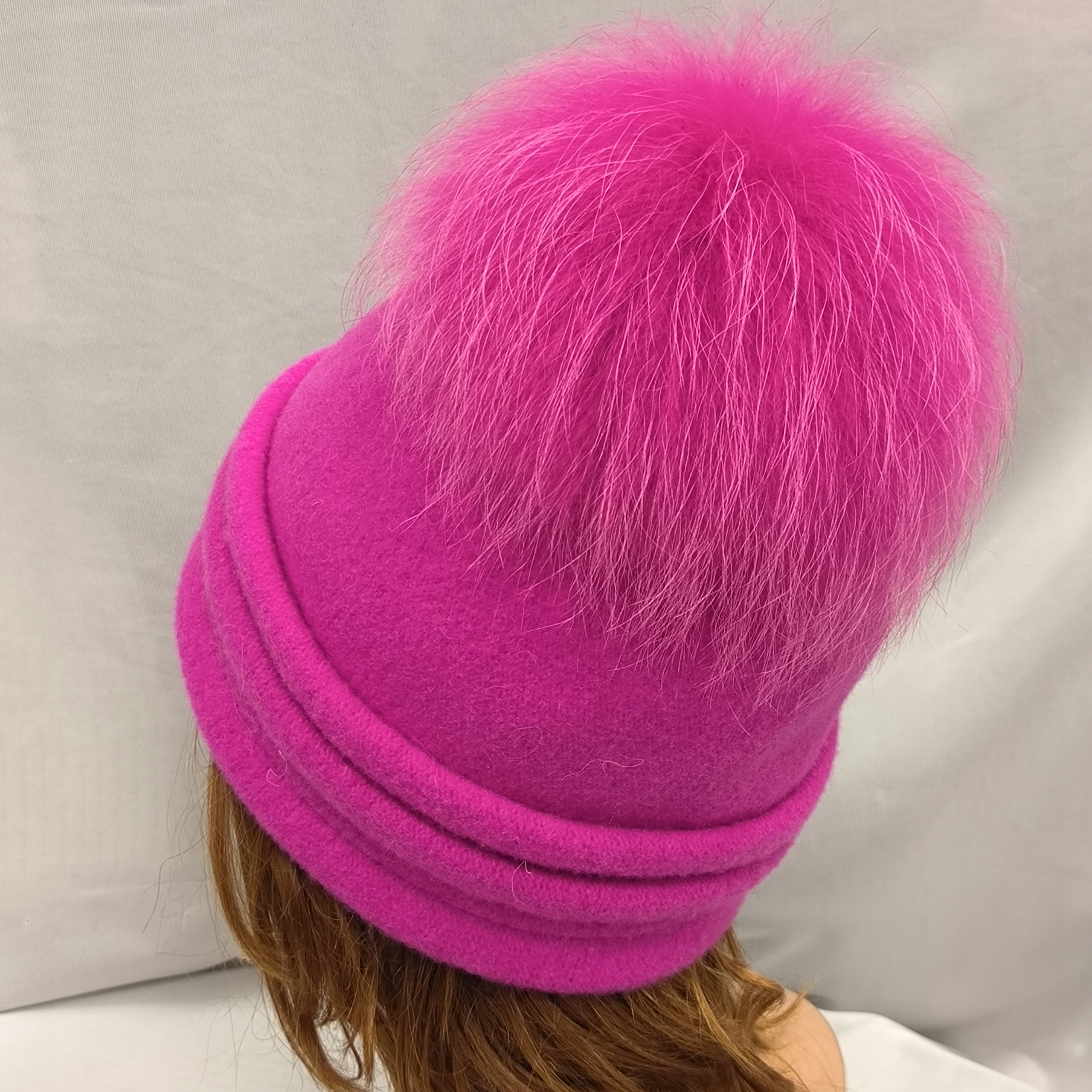 Dámská vlněná čepice Elegantní čepice s přírodní bambulí Fuksja