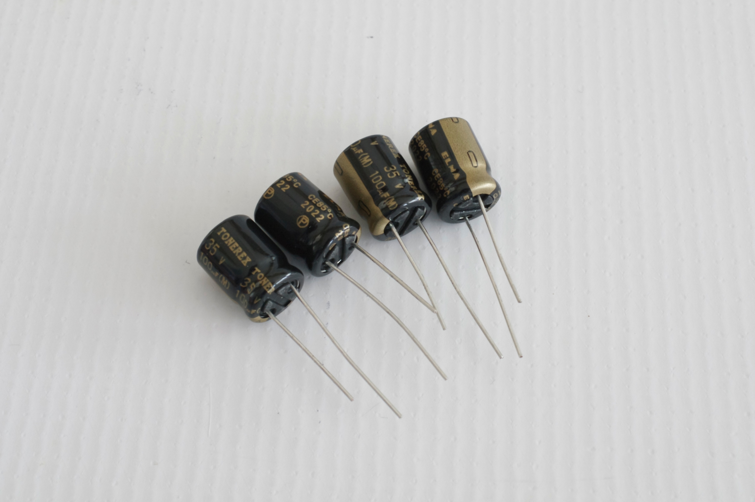 

Kondensator 100uF/35V Elna Tonerex x 4 Szt.