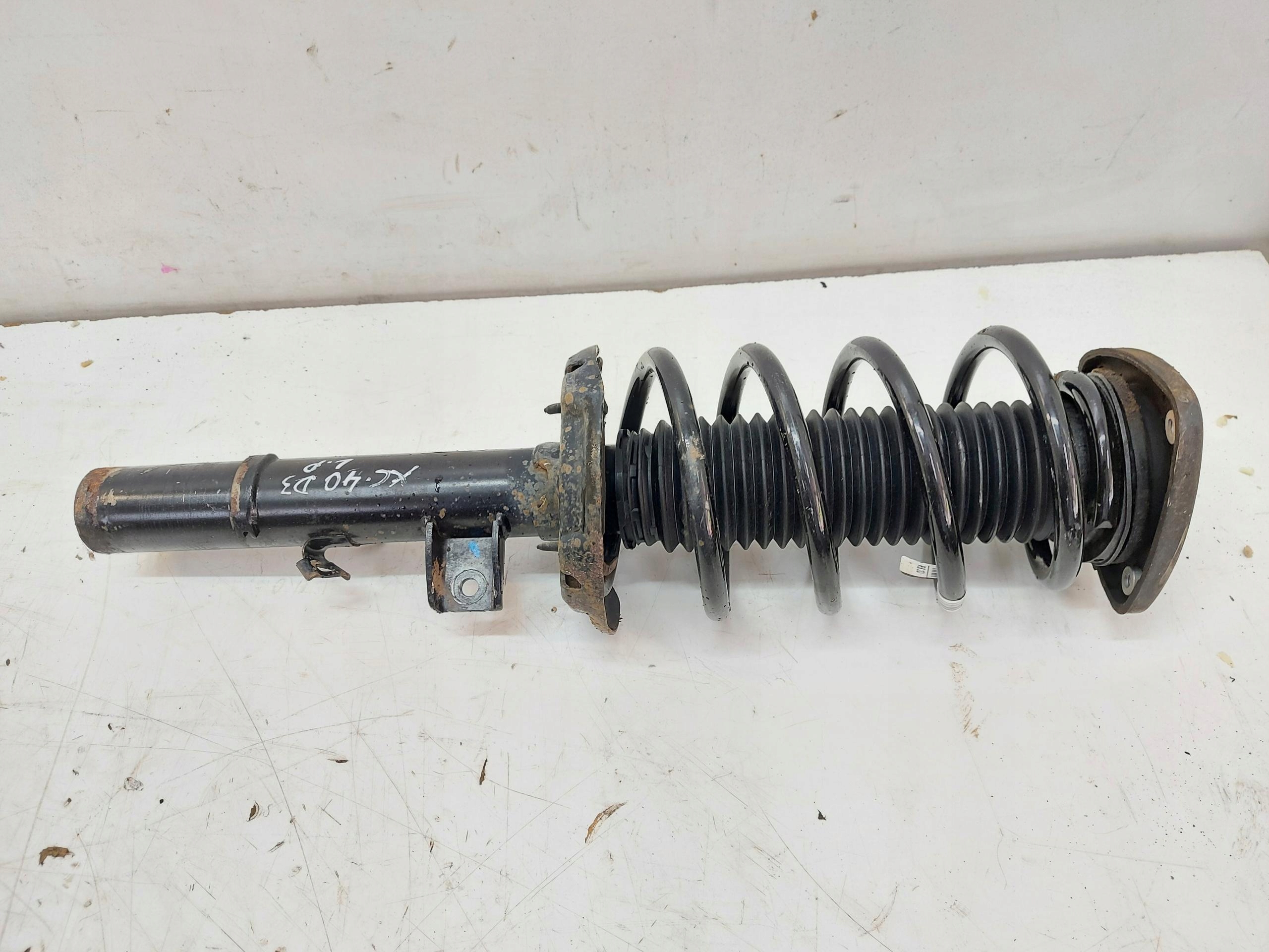 VOLVO XC40 D3 2.0 D shock absorber front left 32246639