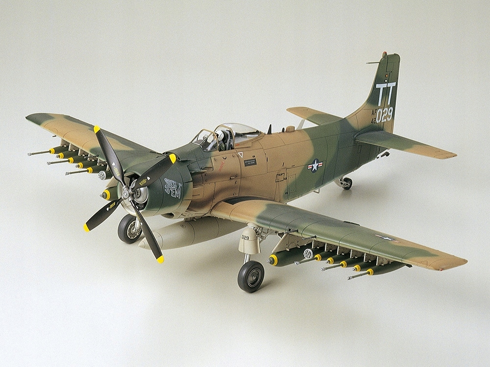 Letadlo Douglas A-1J Skyraider model 61073 Tamiya