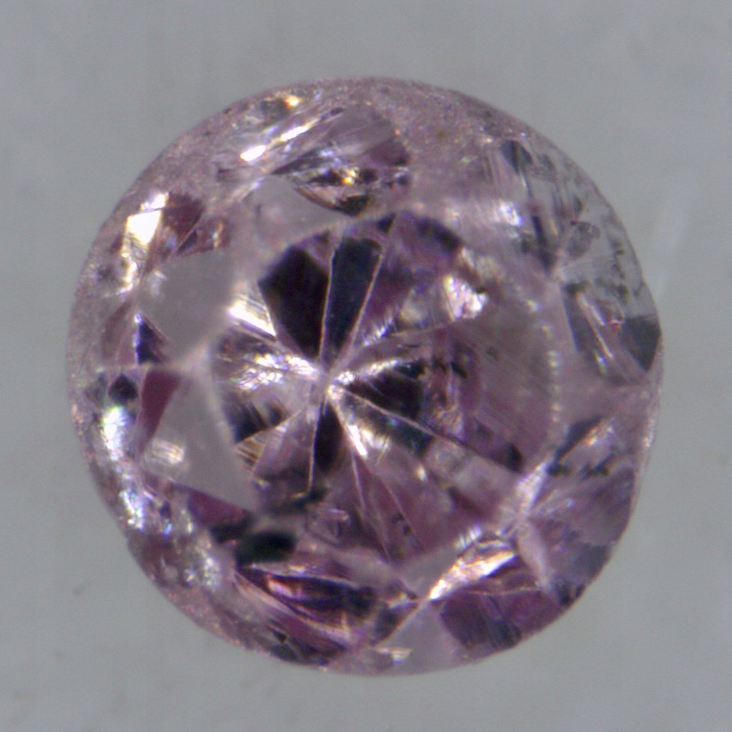 Přírodní diamant <0.01 ct Růžový I3 Briliant certifikát Wbd