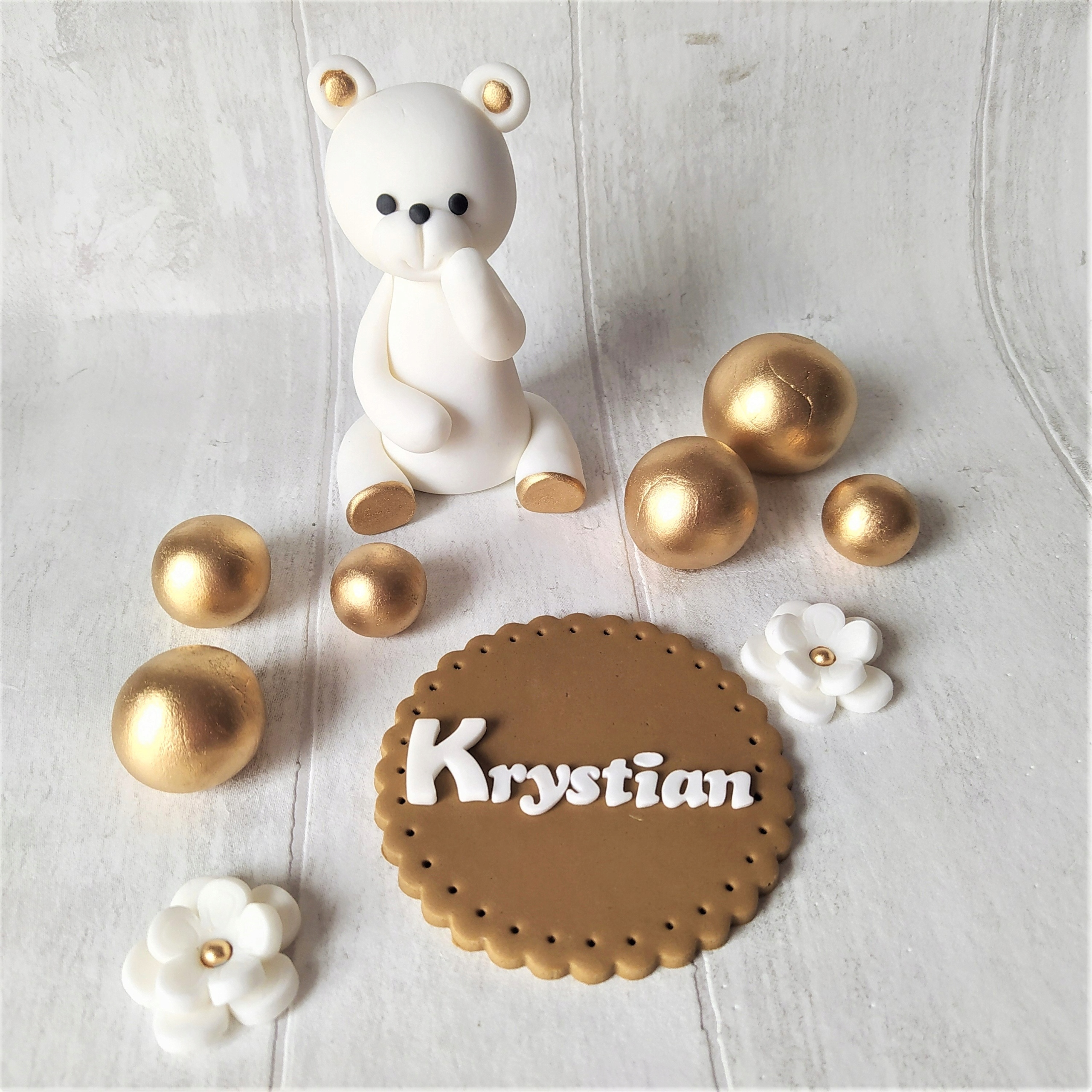 Levně Medvídek medvídek zlaté koule květiny etiketa Sada dekorací z cukrové hmoty