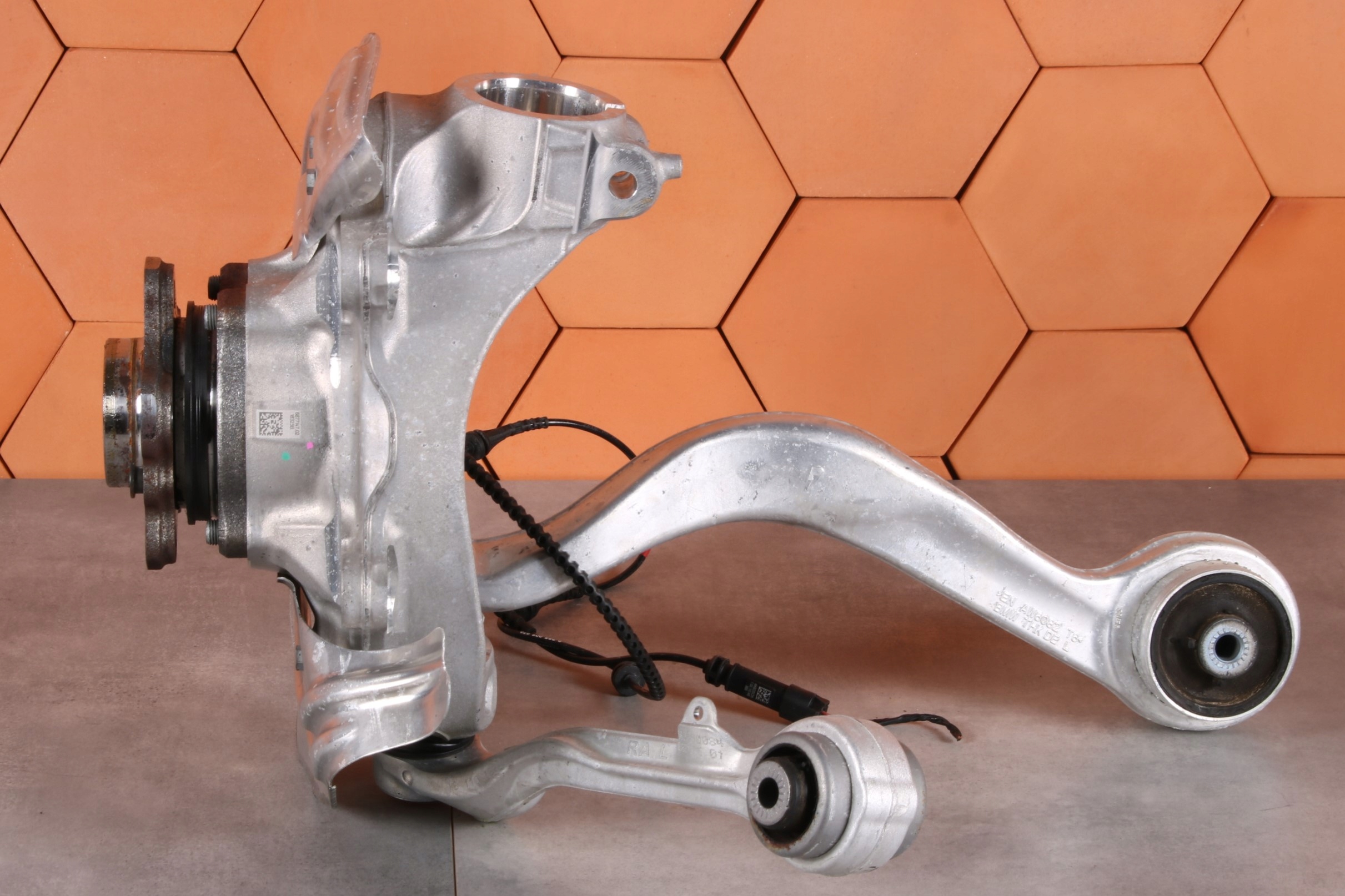 BMW G20 X-DRIVE otoč ramene čepu levý předek levá přední 6877147