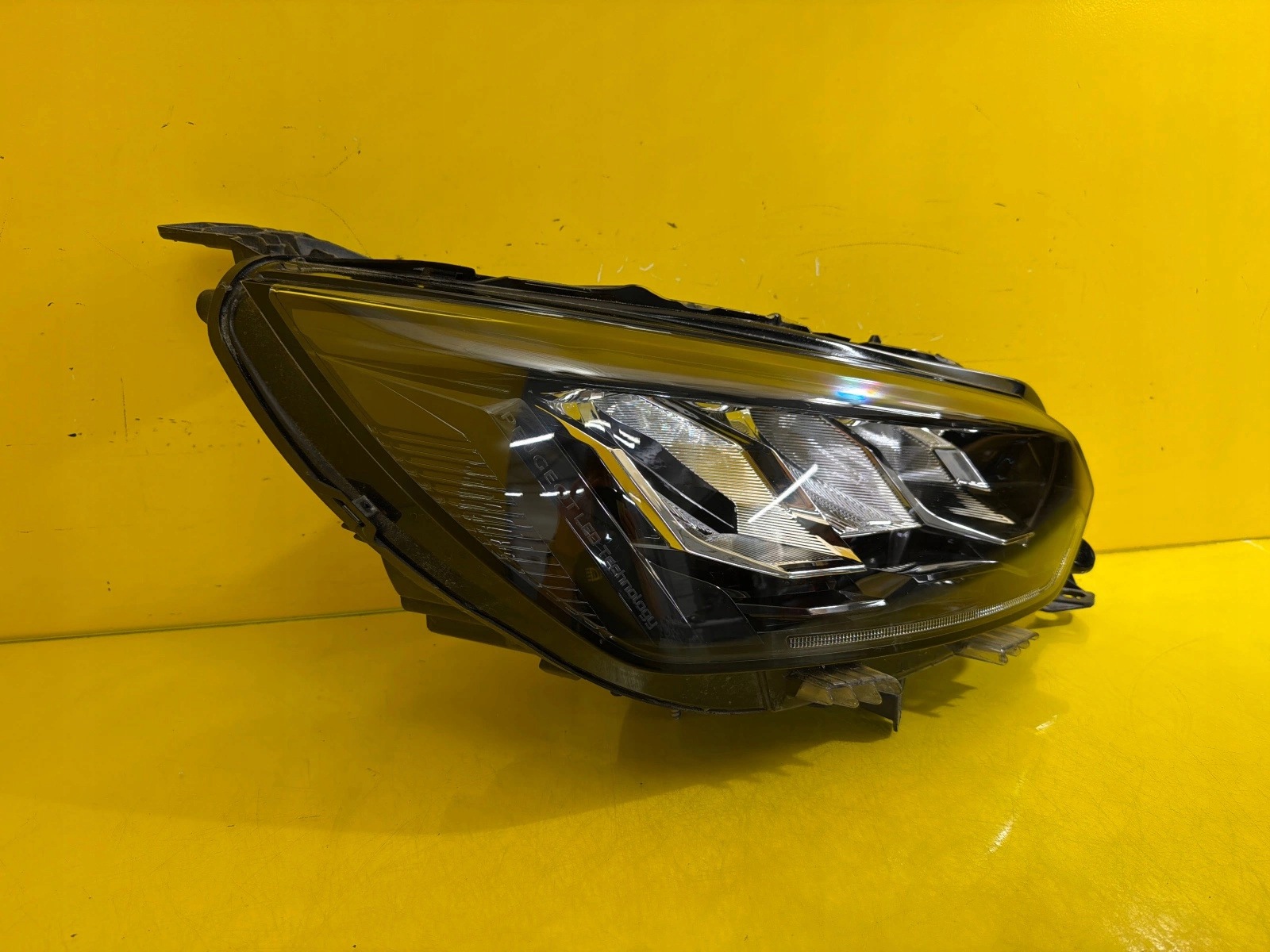 light right Peugeot 2008 II 2019- Led 9833036180