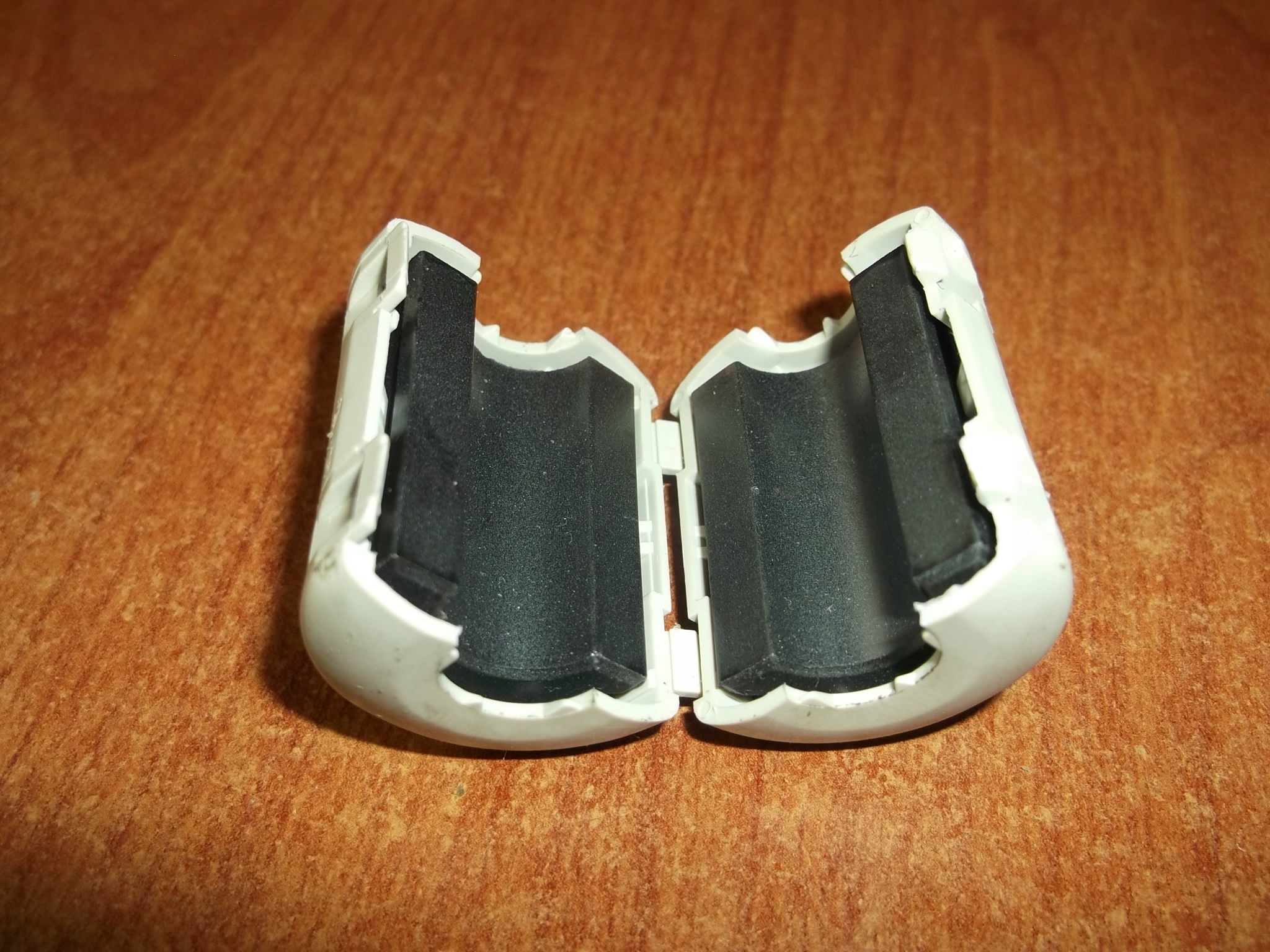 FILTR RDZEŃ FERRYTOWY NA KABEL ~10 mm - zamykany Symbol ZCAT2132-1130