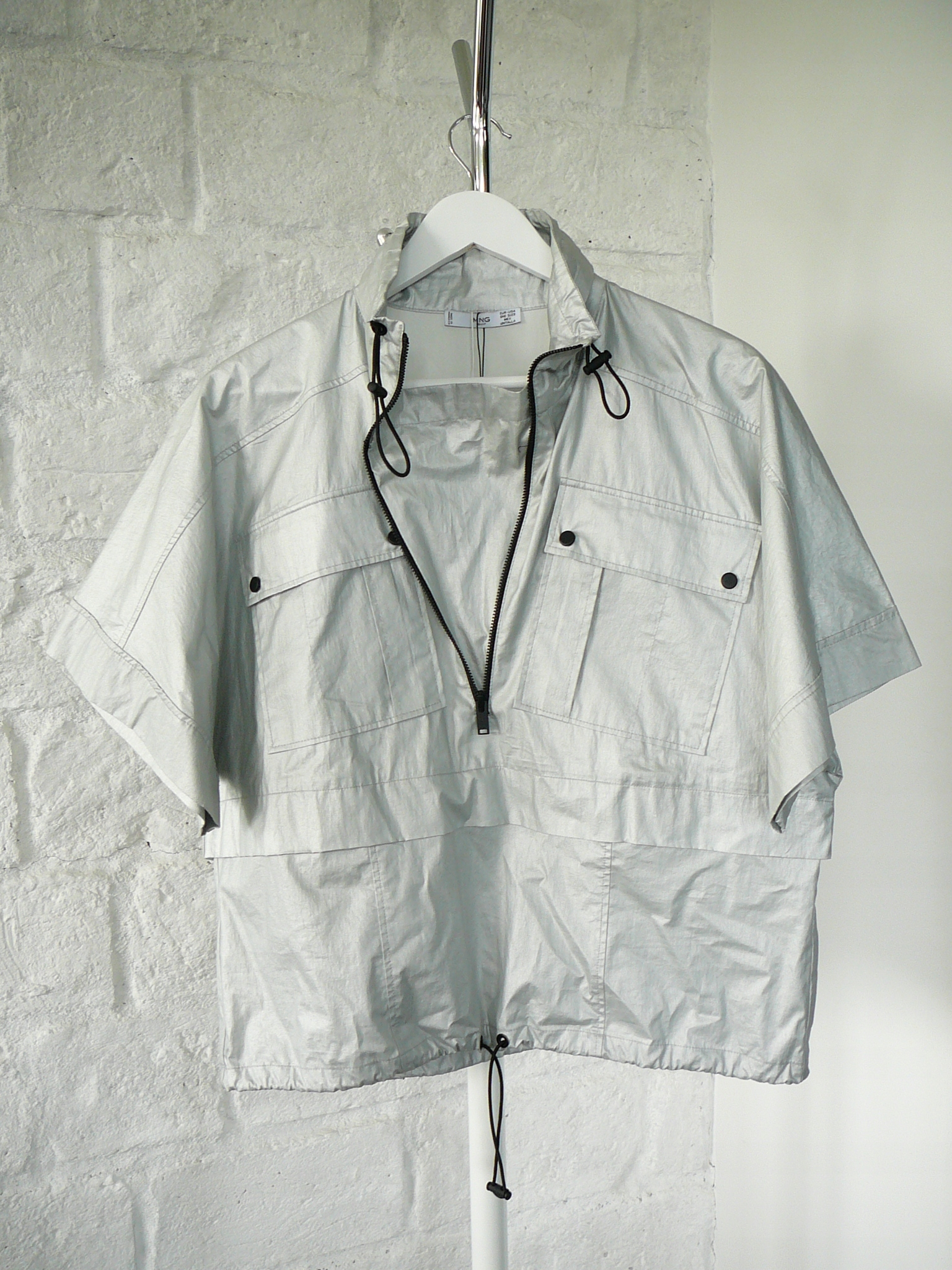 Awangardowa srebrna kurtka narzutka - Mango Marka Mango