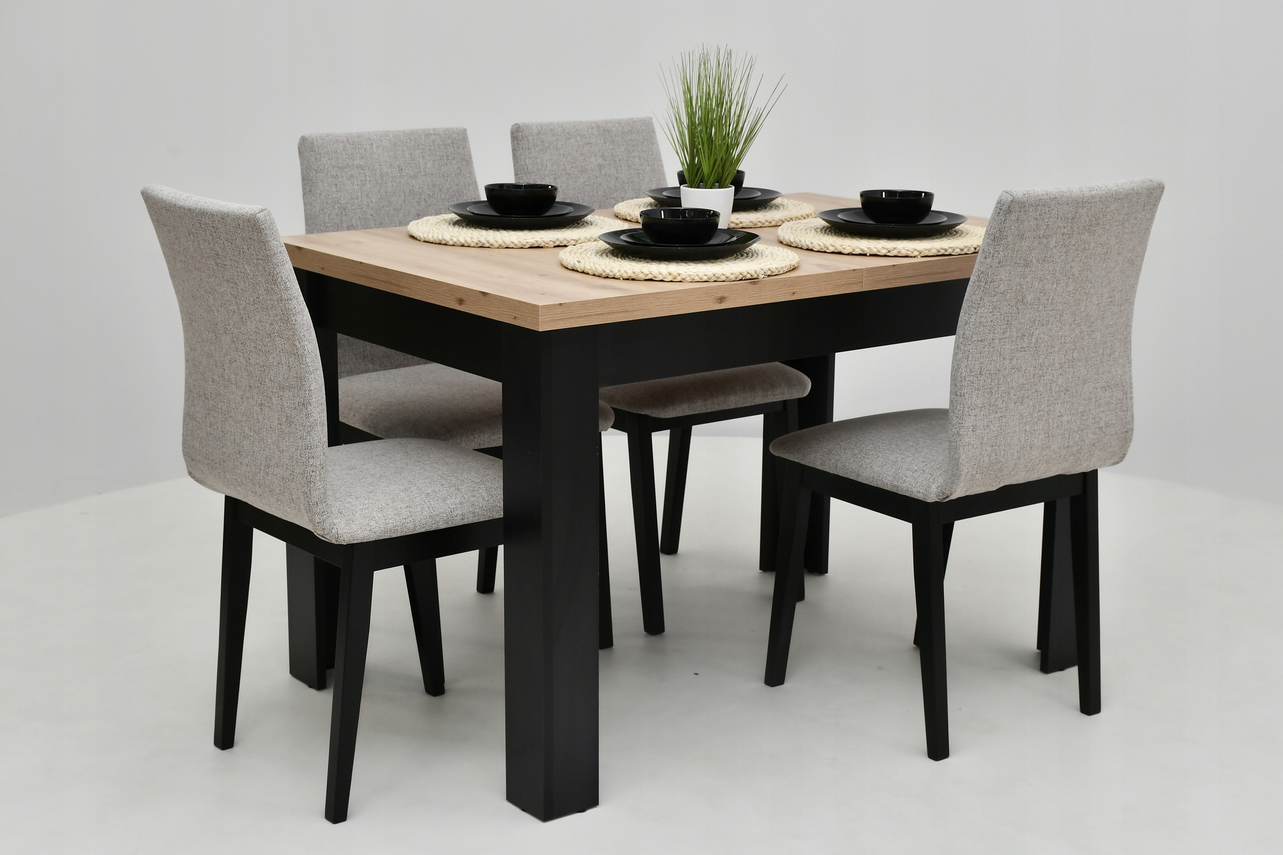 Profilowane, w pełni tapicerowane krzesła, stół Marka Meblowy Raj