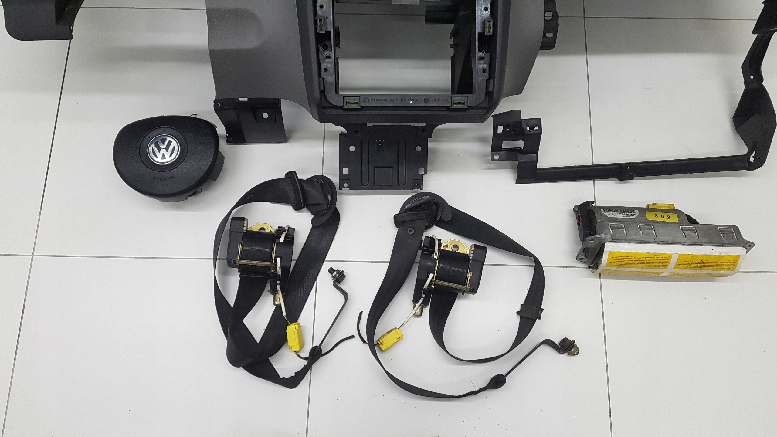 dashboard instrument panel VOLKSWAGEN TOURAN 1