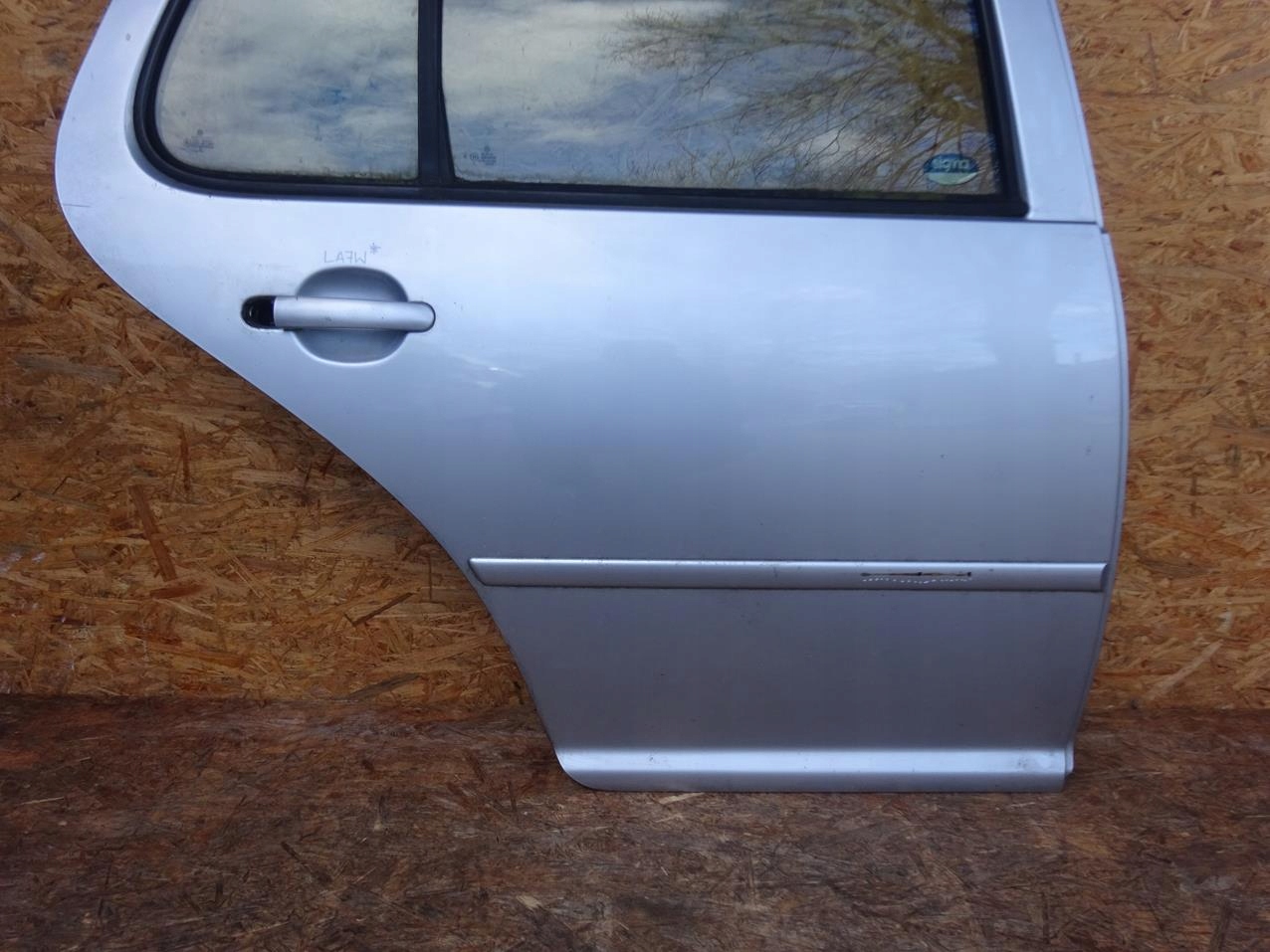 VW GOLF IV HB HATCHBACK DRZWI PRAWE TYŁ TYLNE ORYGINAŁ LA7W Numer katalogowy części VW GOLF IV HB HATCHBACK DRZWI PRAWE TYŁ TYLNE ORYGINAŁ LA7W