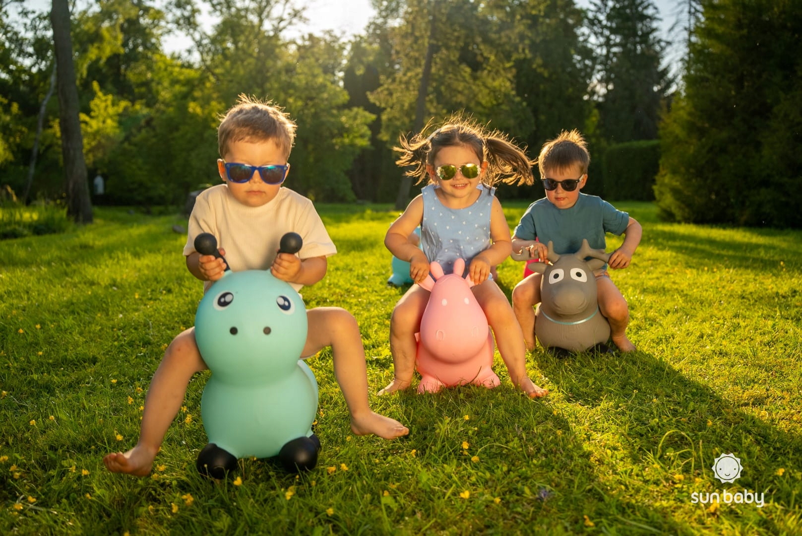 Skoczek dla dzieci gumowy do skakania z pompką na roczek KRÓWKA czarna Materiał guma