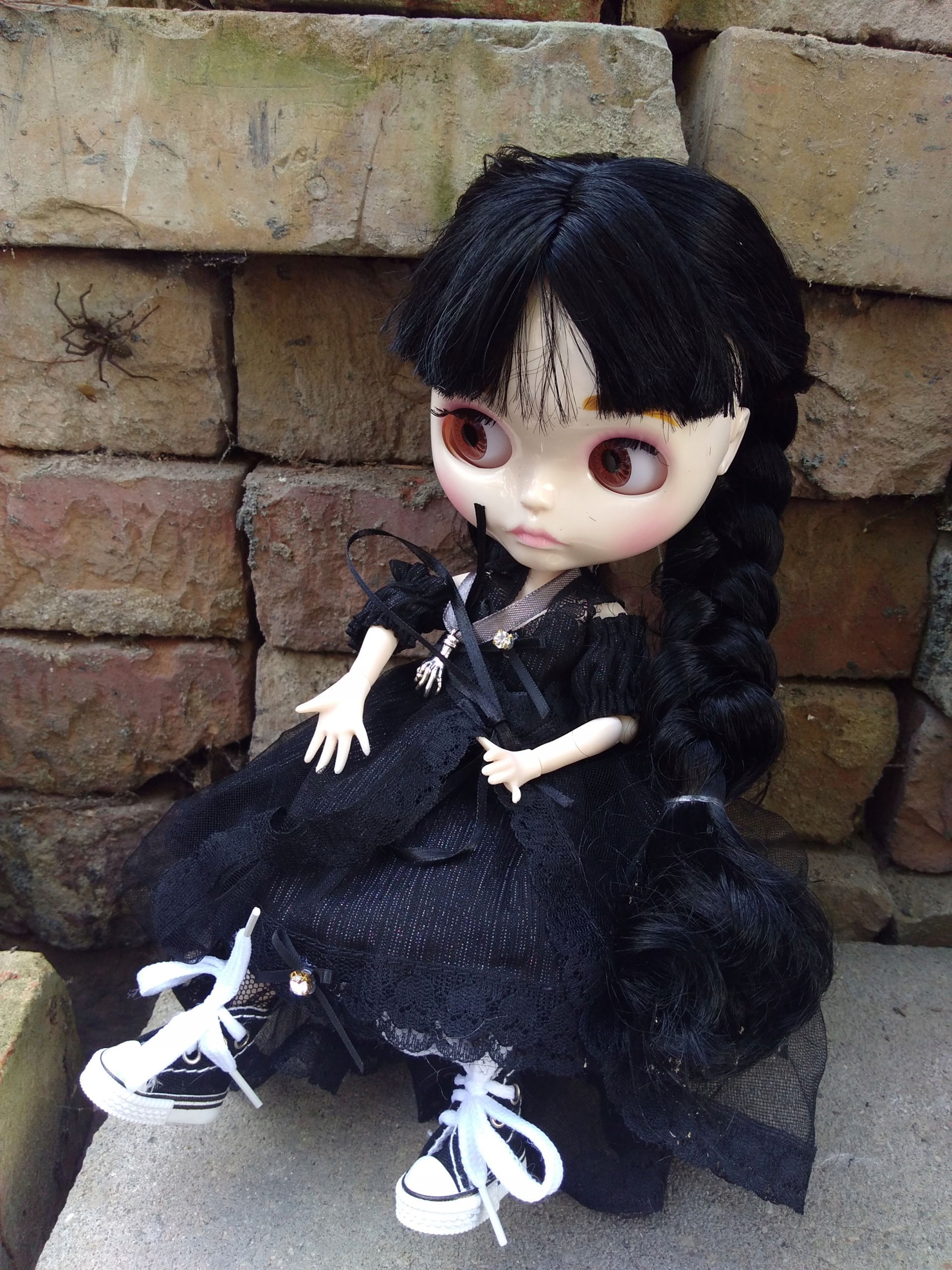 LALKA WEDNESDAY ADDAMS PARASOL + WISIOREK RĄCZKA RUCHOME OCZY z Polski Marka inna