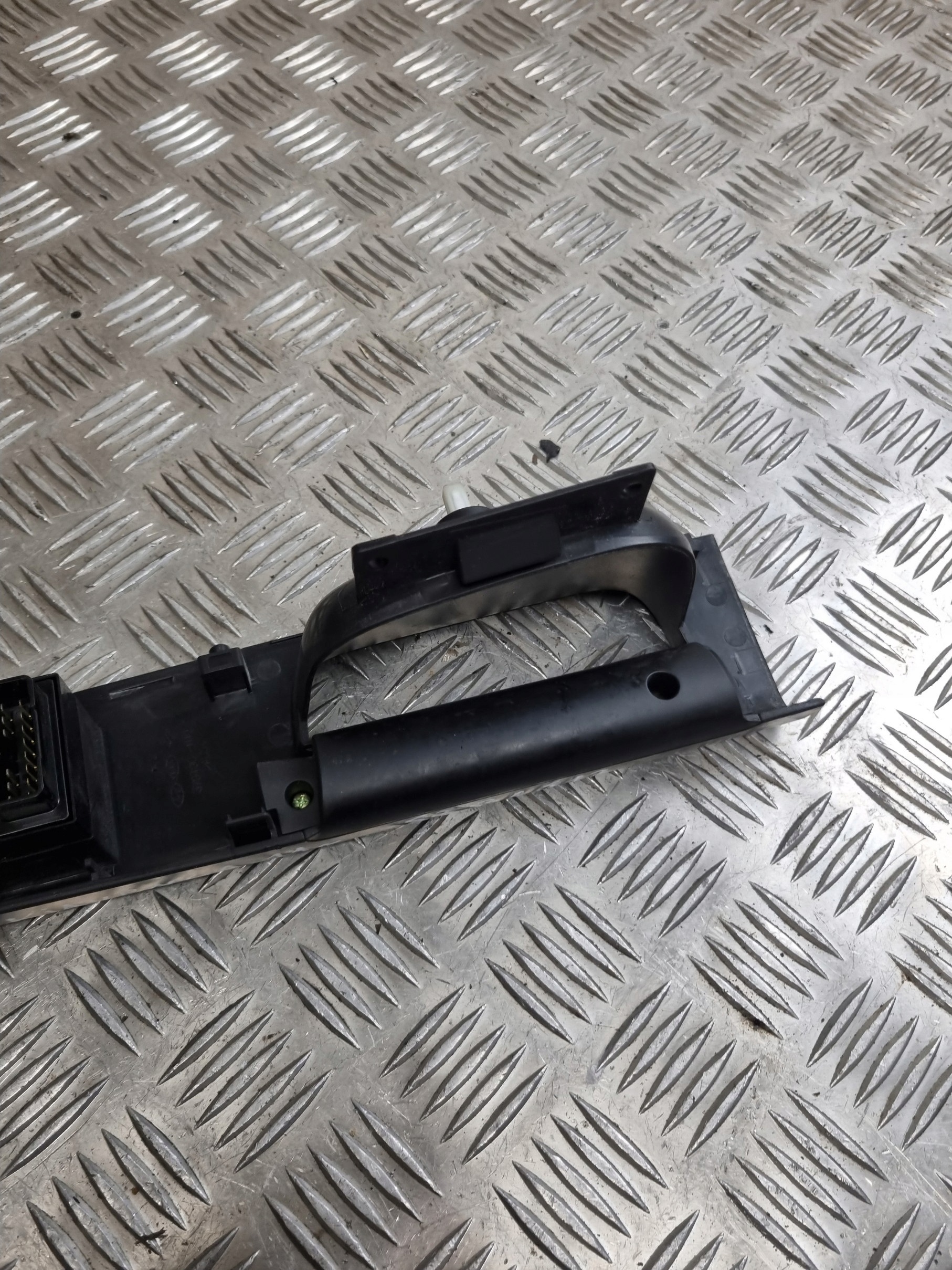bouton PANEL vitre KIA VENGA 11R