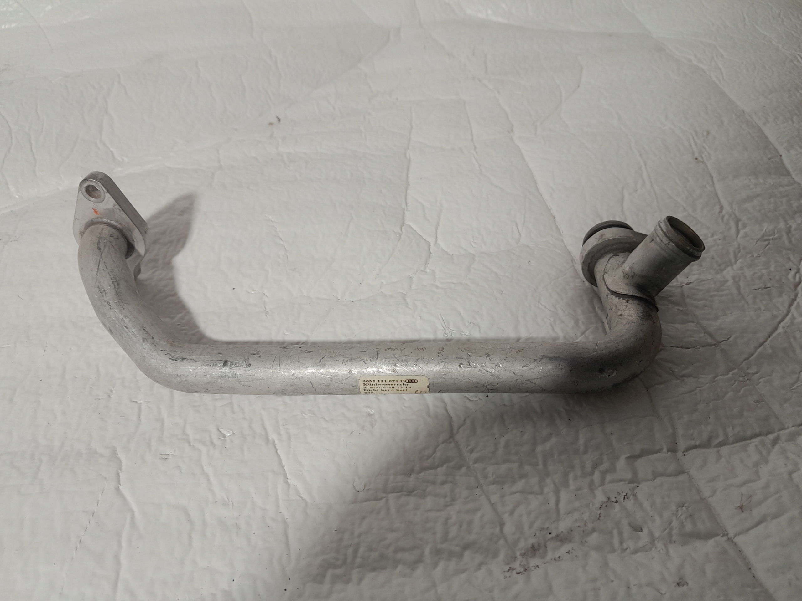AUDI A4 B9 prijenos cijevčica vode 06M121071D