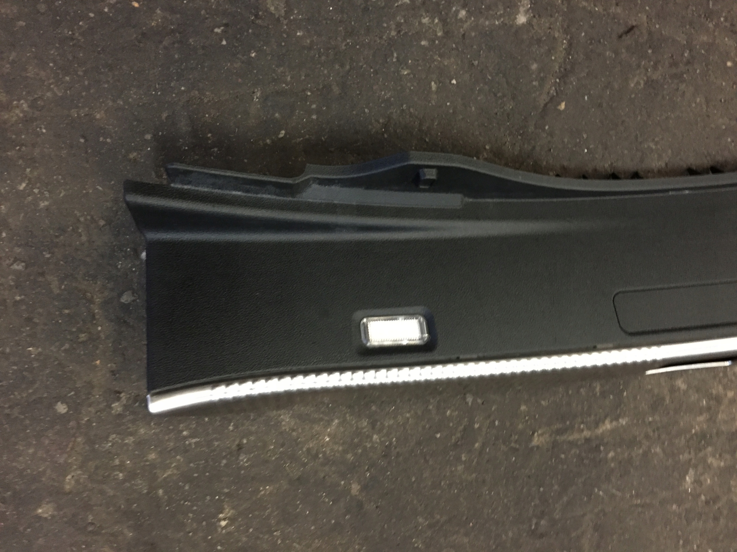 AUDI A8 D4 kryt lišta PRAHU kufru 4H0863471