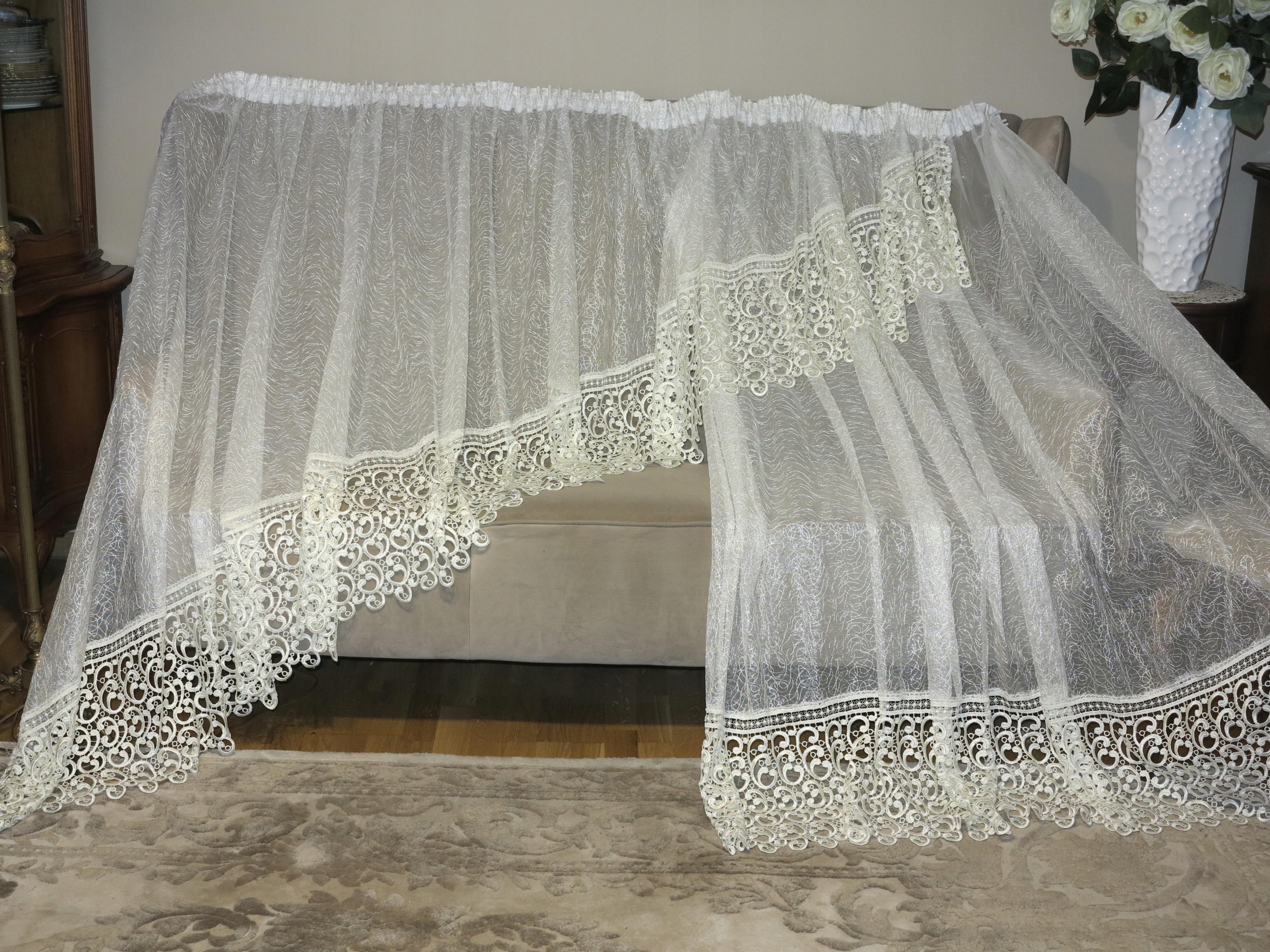 CUDNA OZDOBNIE SZYTA FIRANA Z BOGACTWEM GIPIURY JAK NOWA ECRU