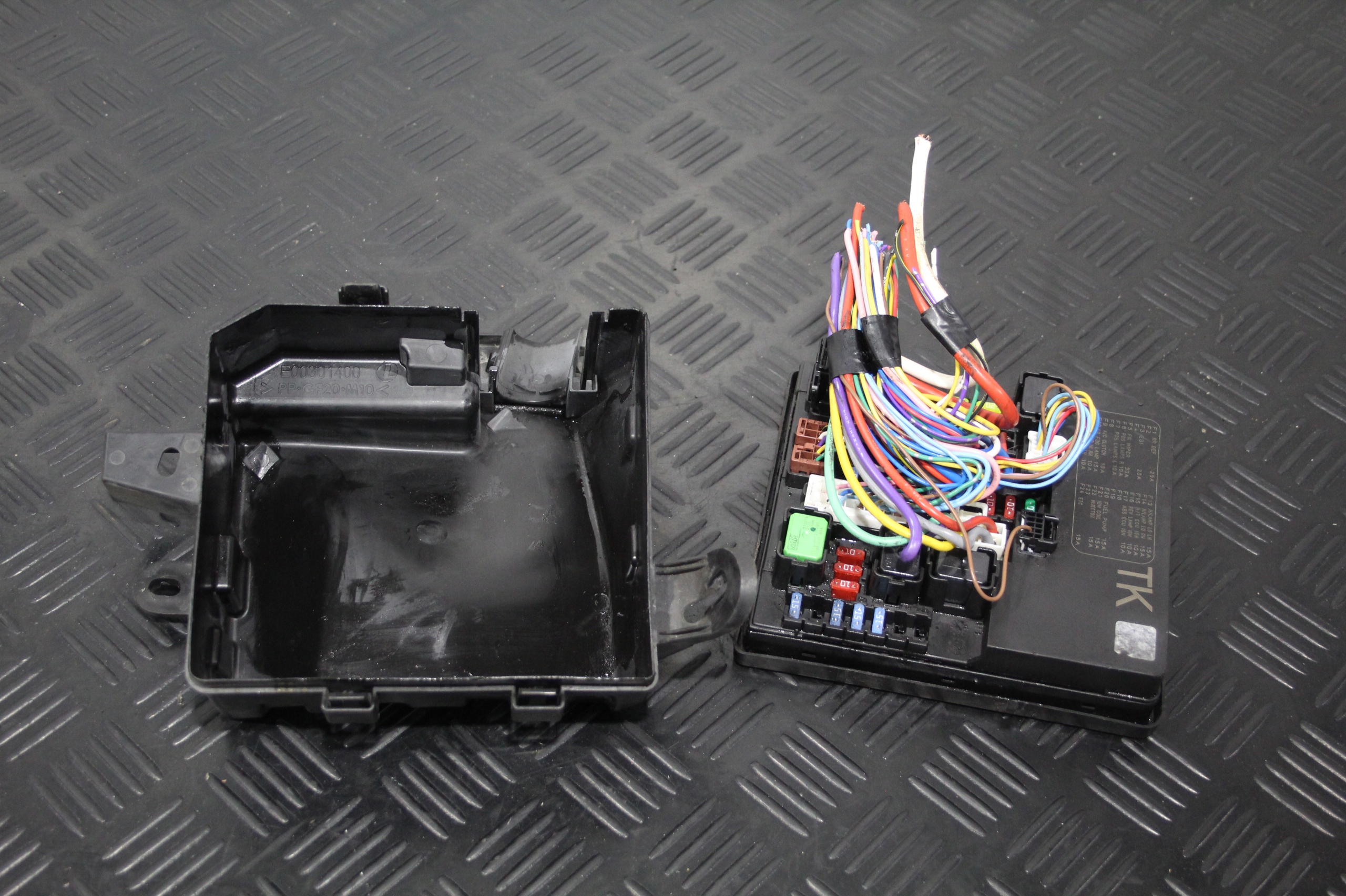 control unit module cover NISSAN JUKE F15 LIFT 284B71TX2B