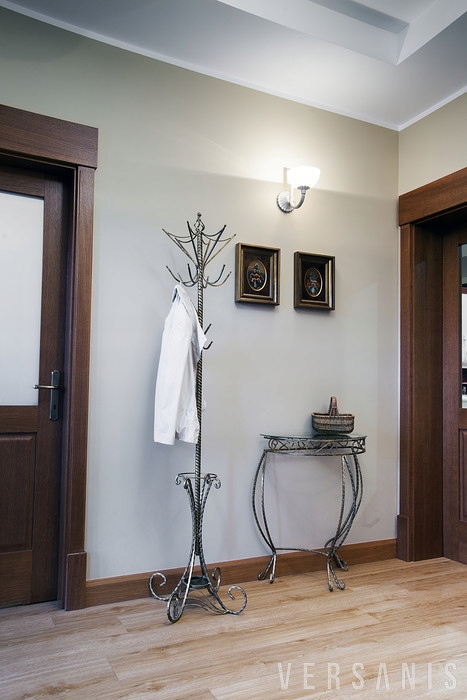 STYLOWY WIESZAK STOJĄCY Z METALU VERSANIS 156A Szerokość mebla 38 cm