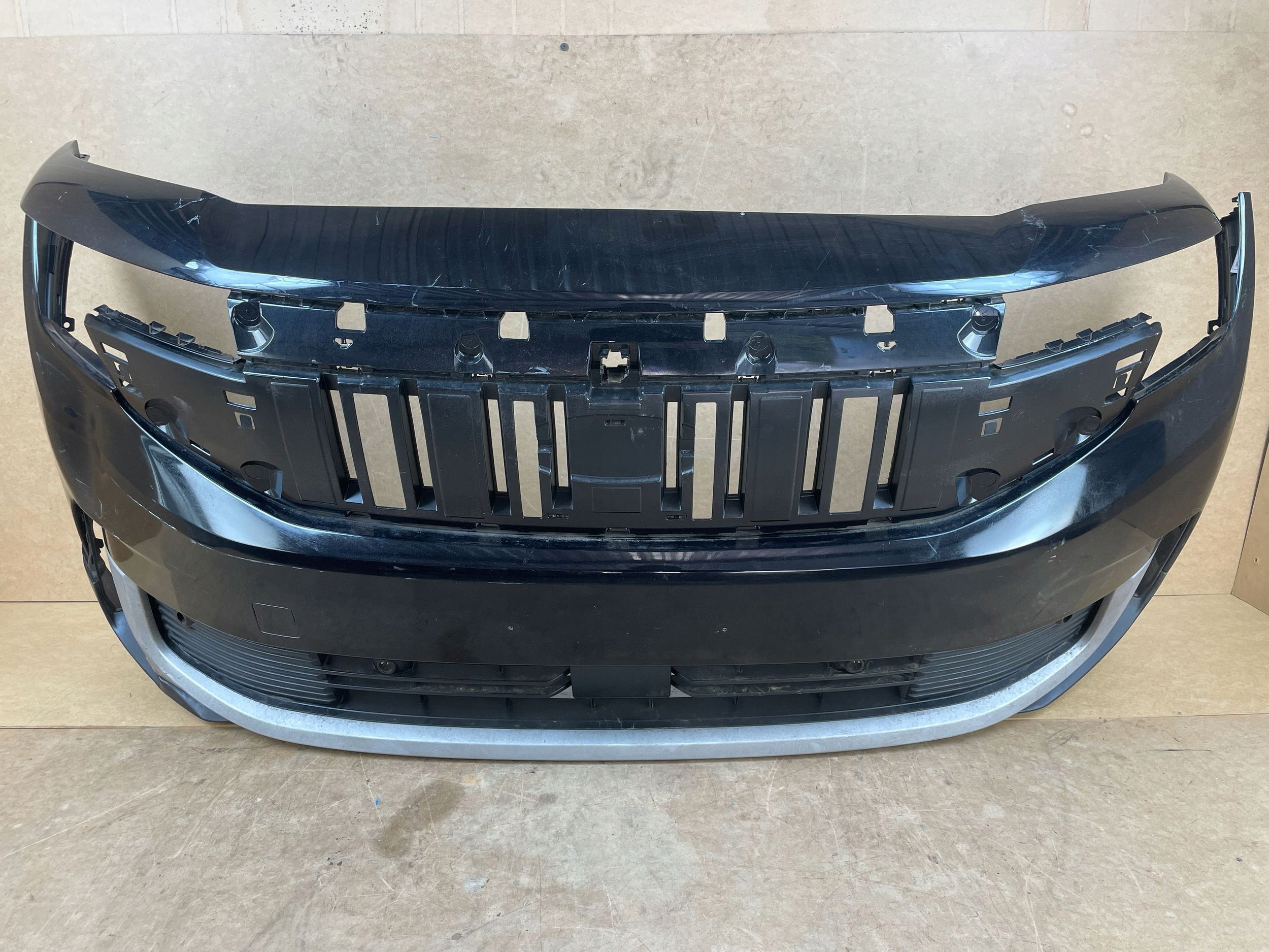 bumper front front FORD EXPLORER EV ELECTRIC ELEKTRYK 2023- 4xPDC