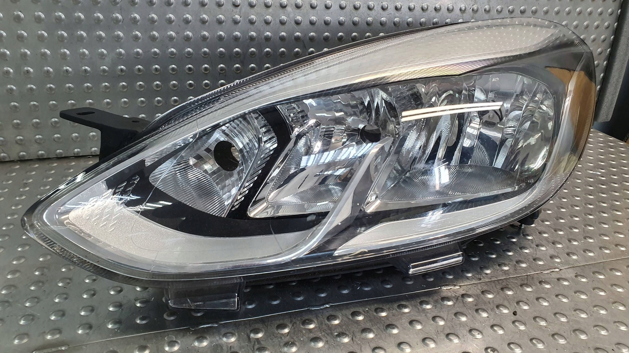 light front left FORD FIESTA MK8 16- H1BB-13W030