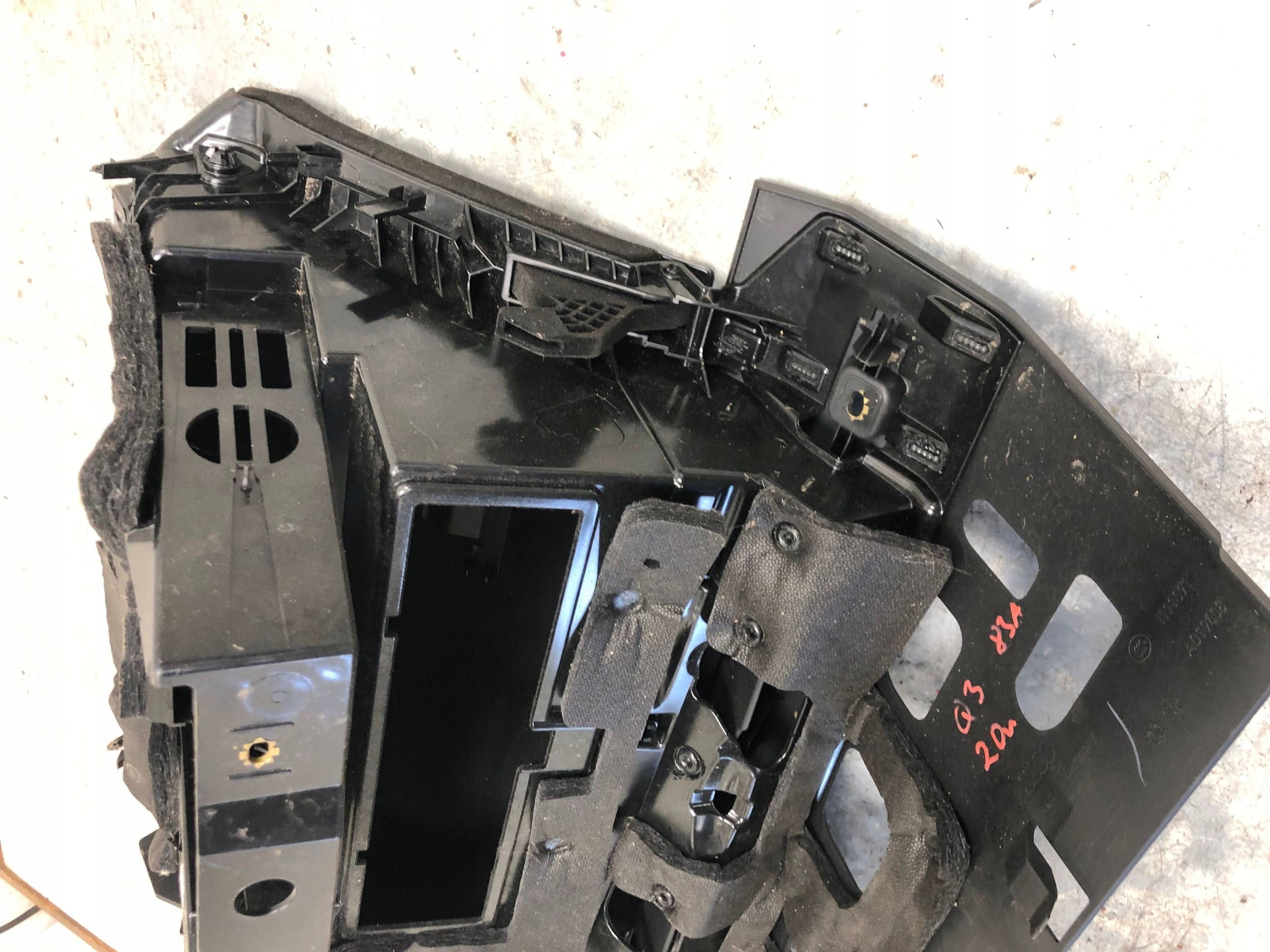 pretinac suvozača suvozača AUDI Q3 83A 83B857035