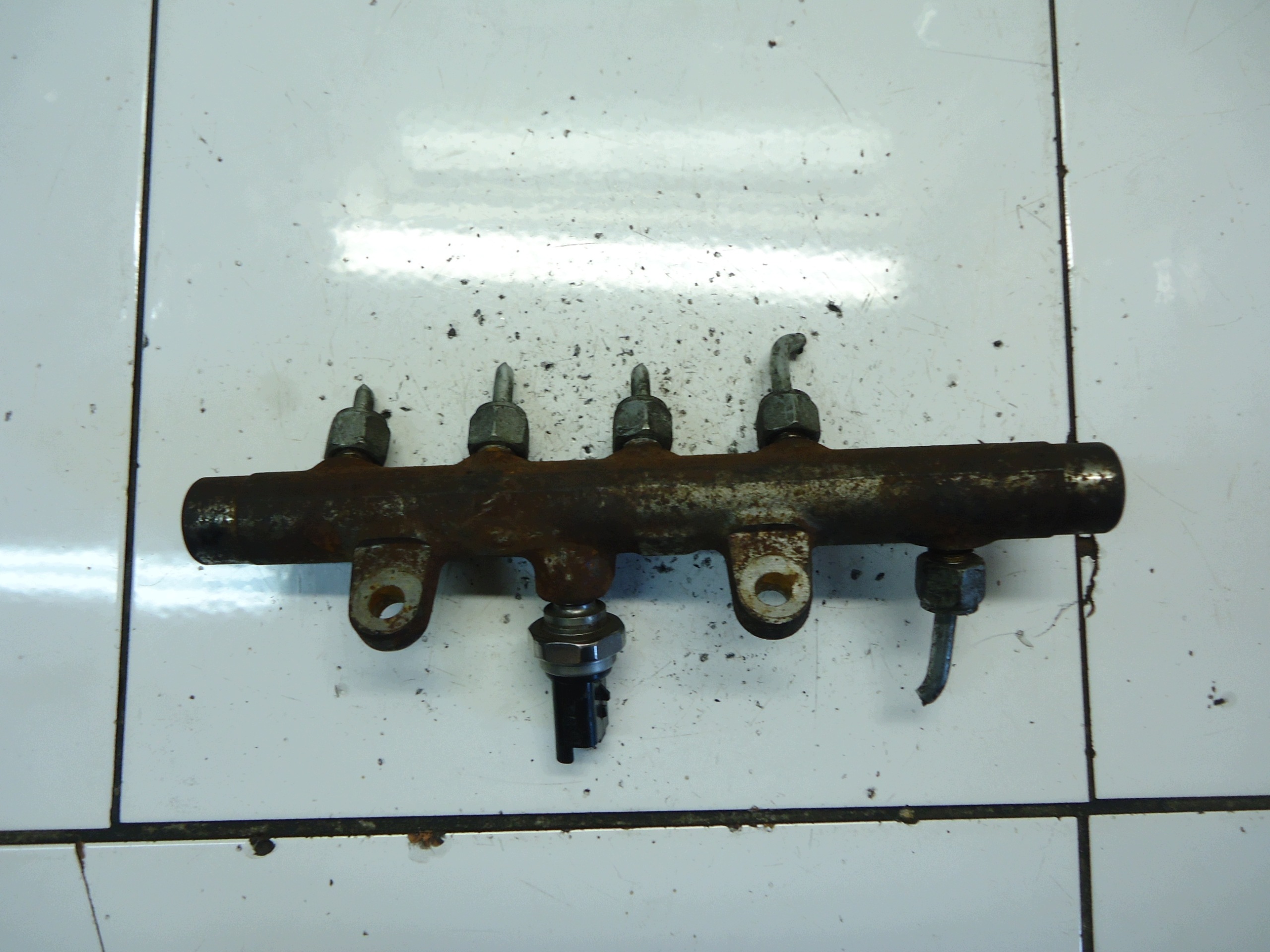 RENAULT NISSAN 1.5 DCI injection ramp 8200815617 sensor 5WS40208