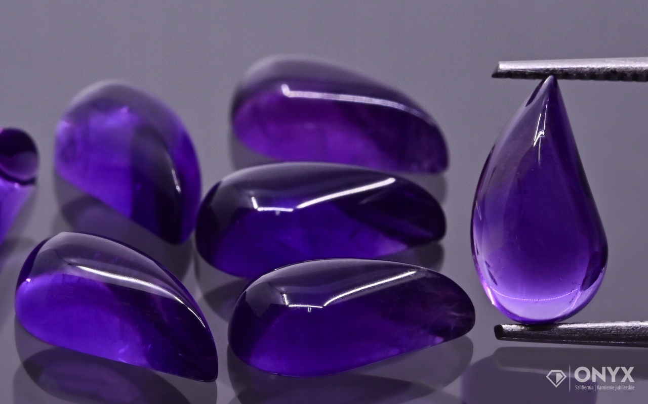 Ametyst A kabošon Levý nepravidelný 13,5x8 mm