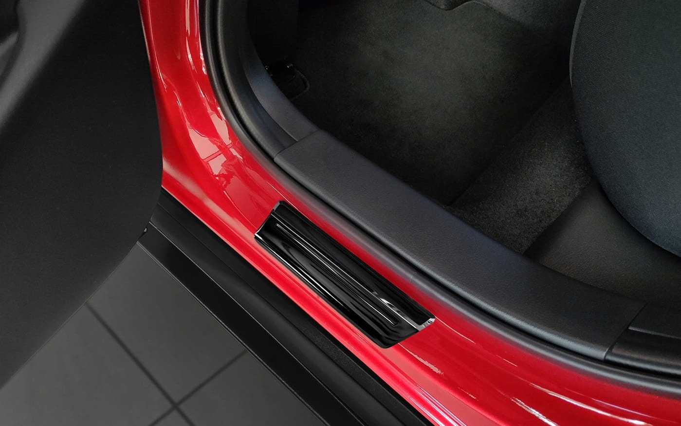 Nakładki progowe MAZDA CX-30 2019 Producent Avisa