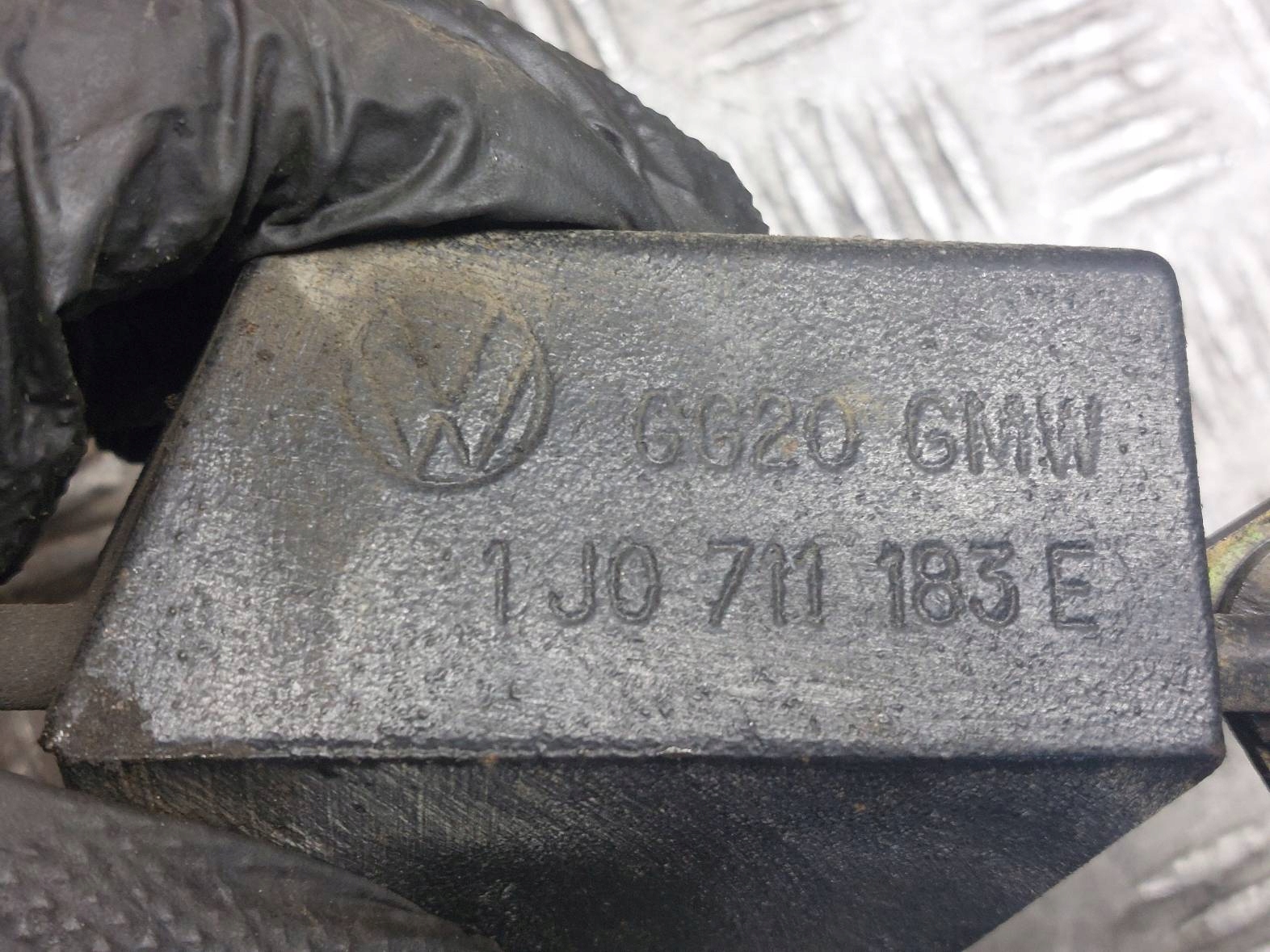 kulysa převodovky převodů VOLKSWAGEN BORA a 1J0711183E