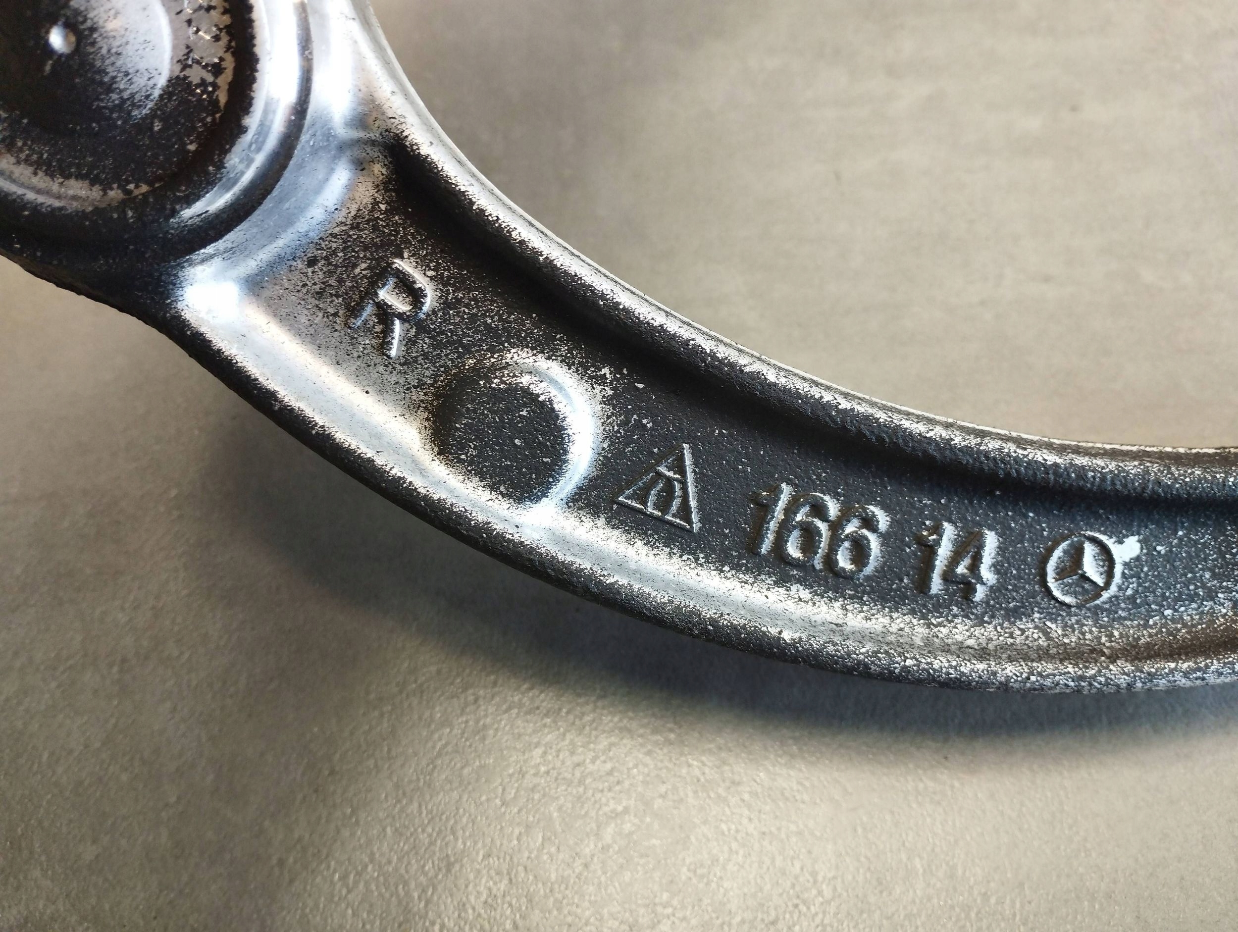 Mercedes-Benz GLE W166 arm upper right 16614