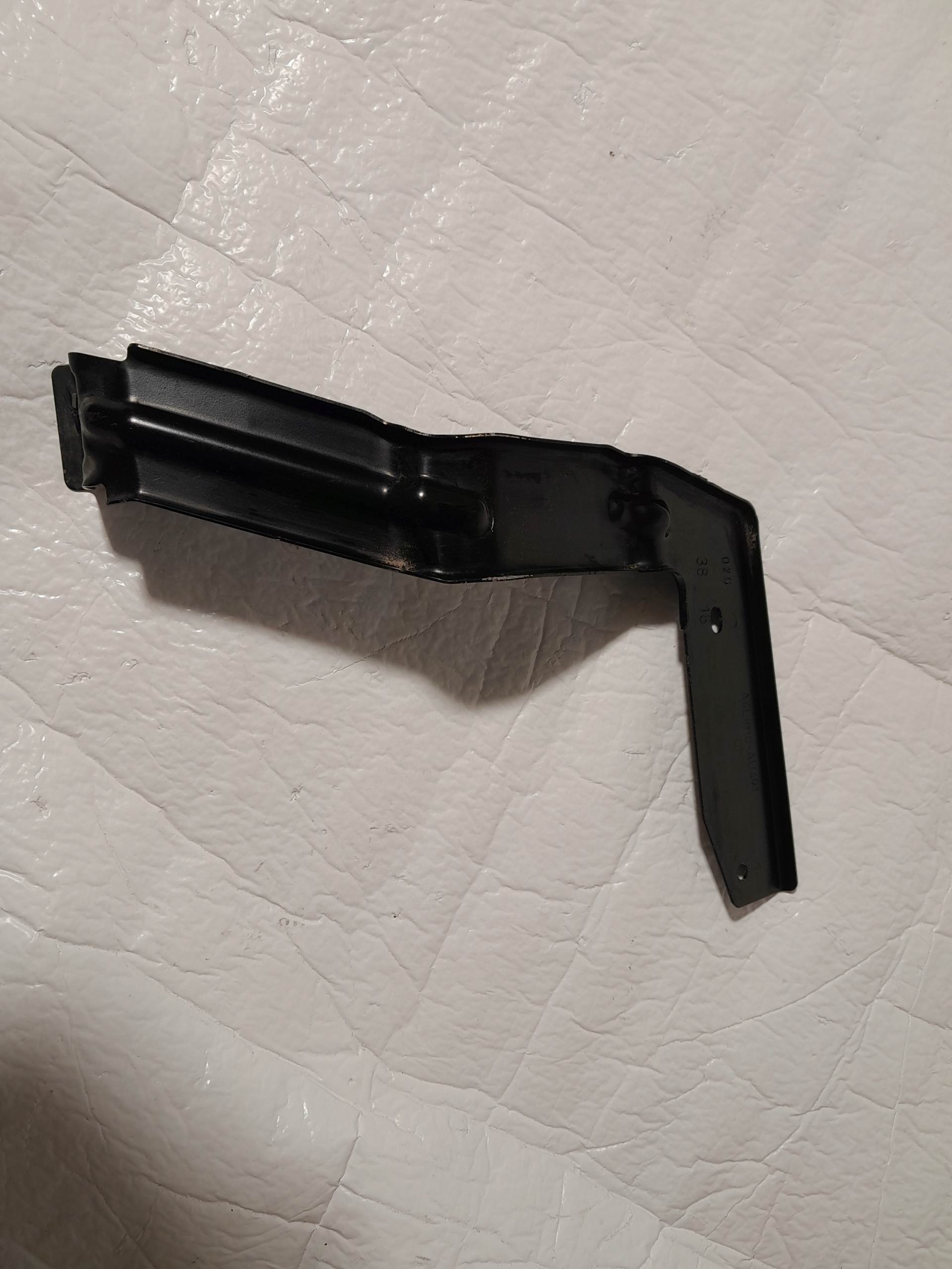 AUDI A4 B9 Support Support plaque Pare choc 8W5807329A