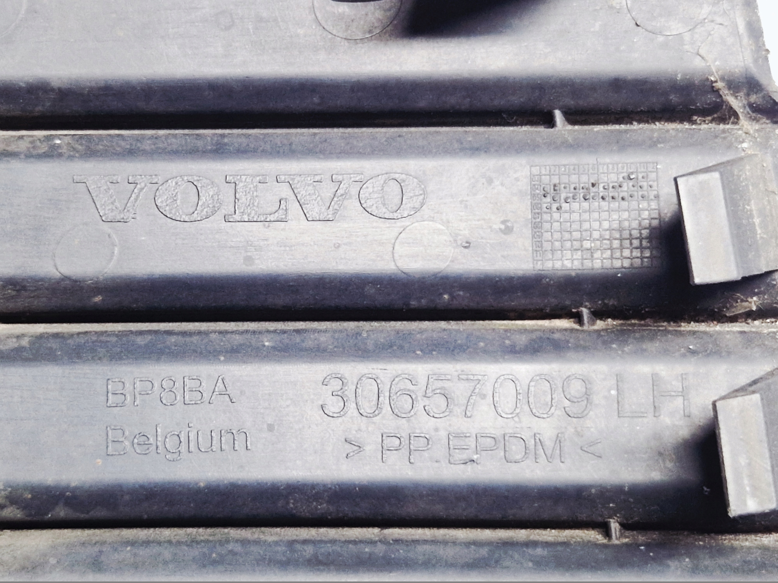 grid of a bumper front left VOLVO V50 S40 II 30657009