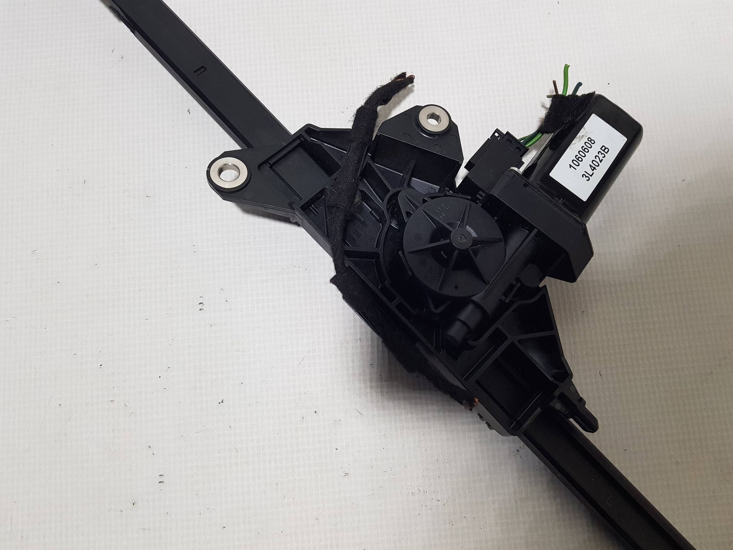 MERCEDES E-class W207 C207 COUPE PODAJNIK supports left front A2078600182