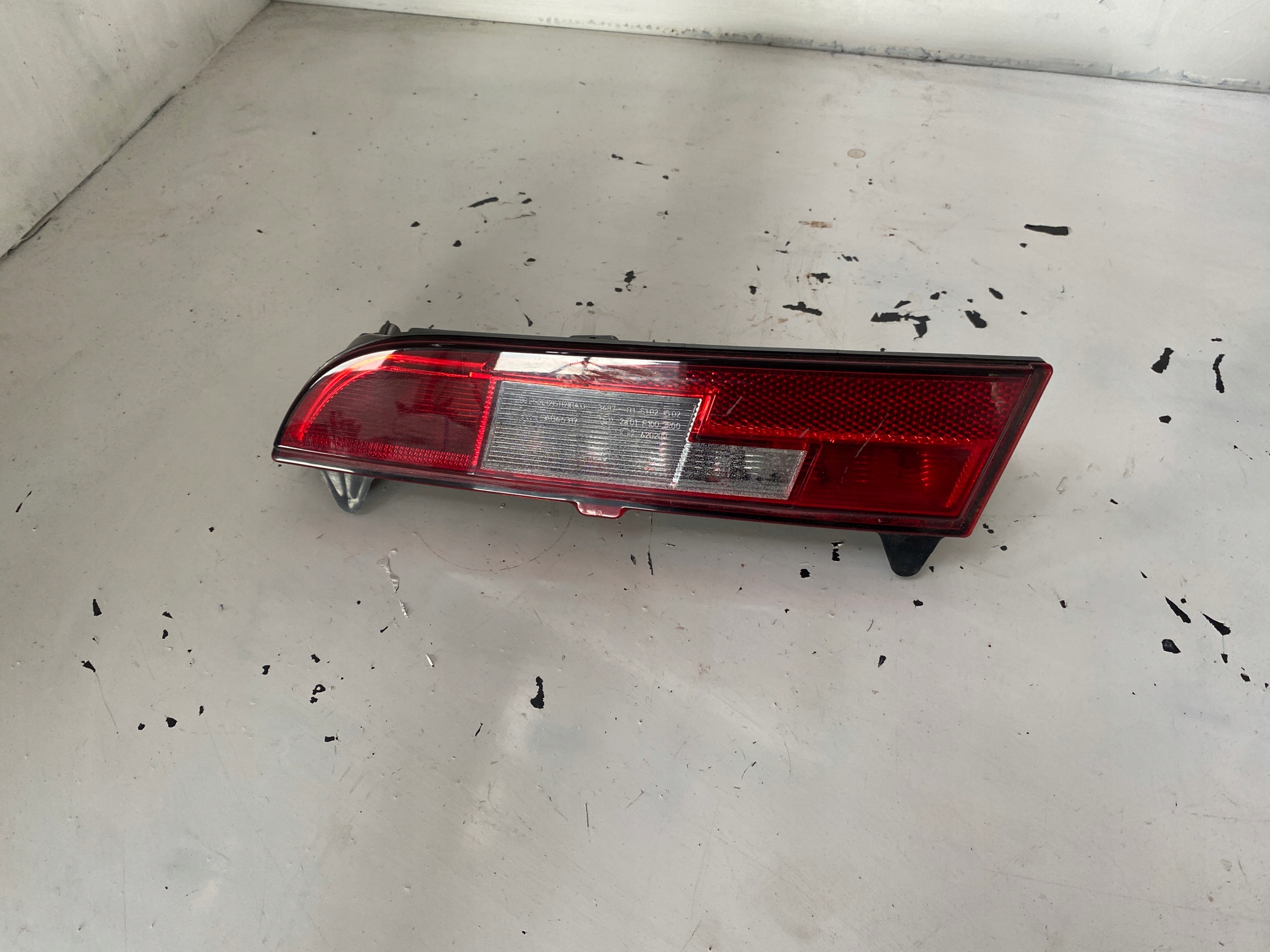 BMW I3 ФАРА ЛІВИЙ ЗАД. В БАМПЕР 7304043