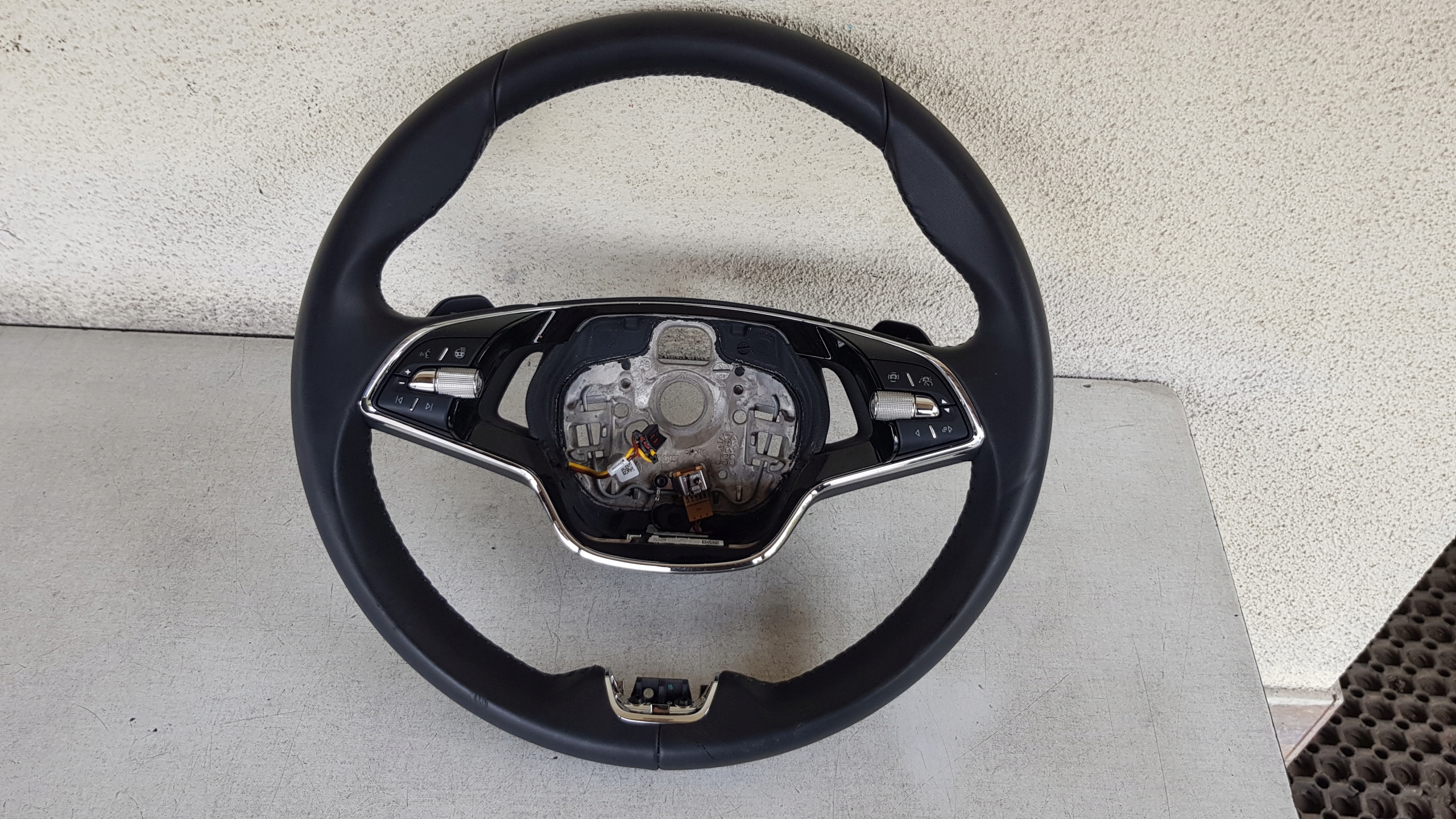 KIEROWNICA SKÓRA GRZANA ŁOPATKI SKODA OCTAVIA IV