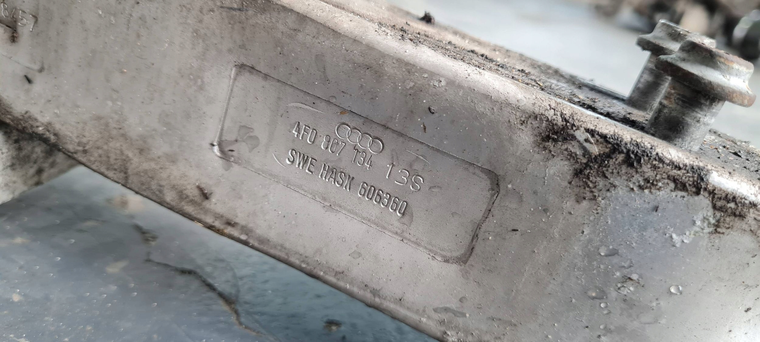 A6 C6 LIFT sider pillar of a bumper front 4F0807111E