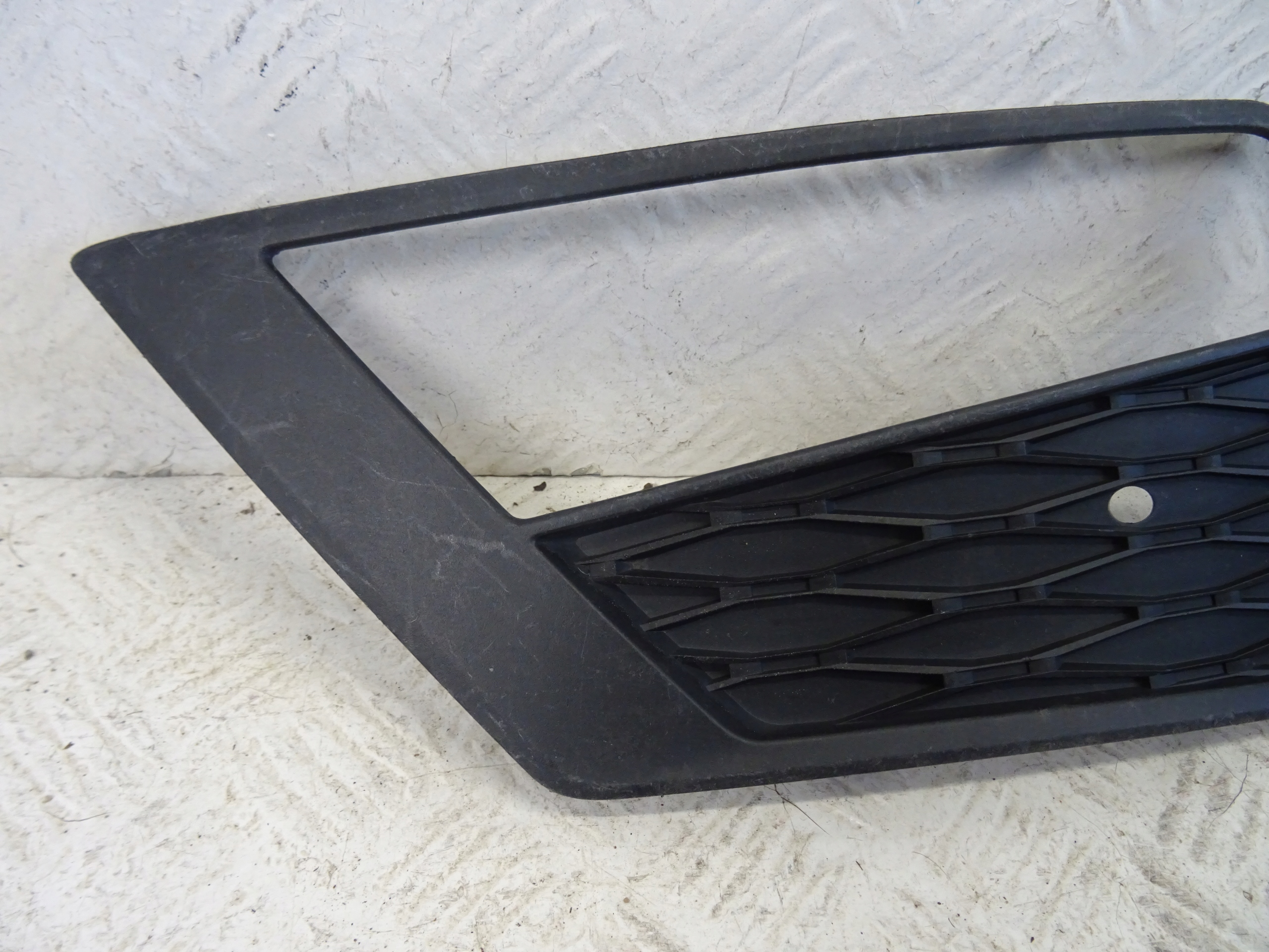 mřížka nárazníku přední předek levá SEAT ATECA 575853665A