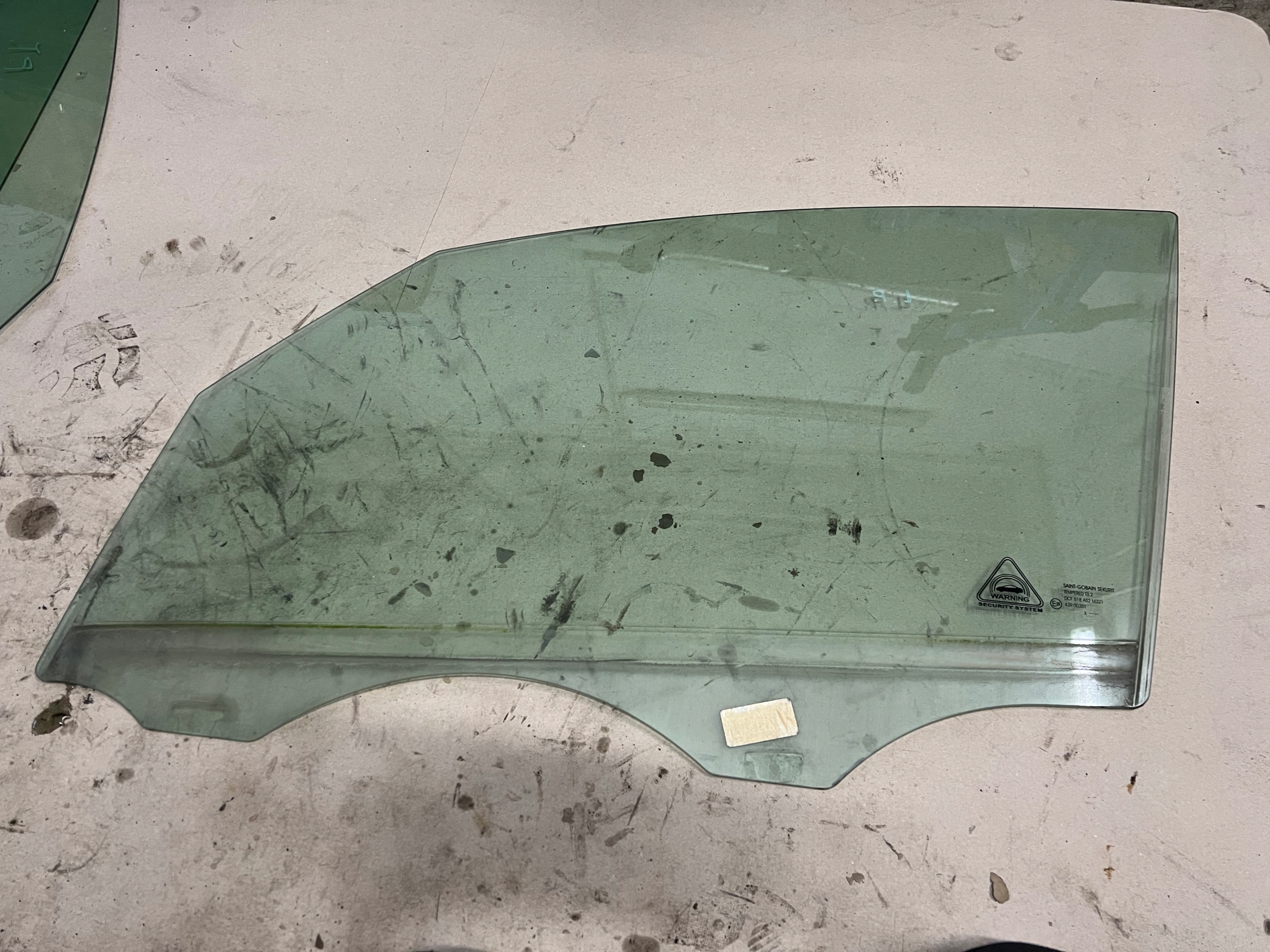 KIA VENGA 2013 СКЛО ДВЕРІ ЛІВА ПЕРЕДНЯ ПЕРЕДНЯ